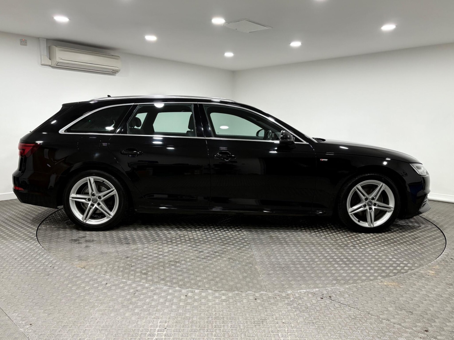 Used Audi A4 2018 for sale - 77021171: Photo 2