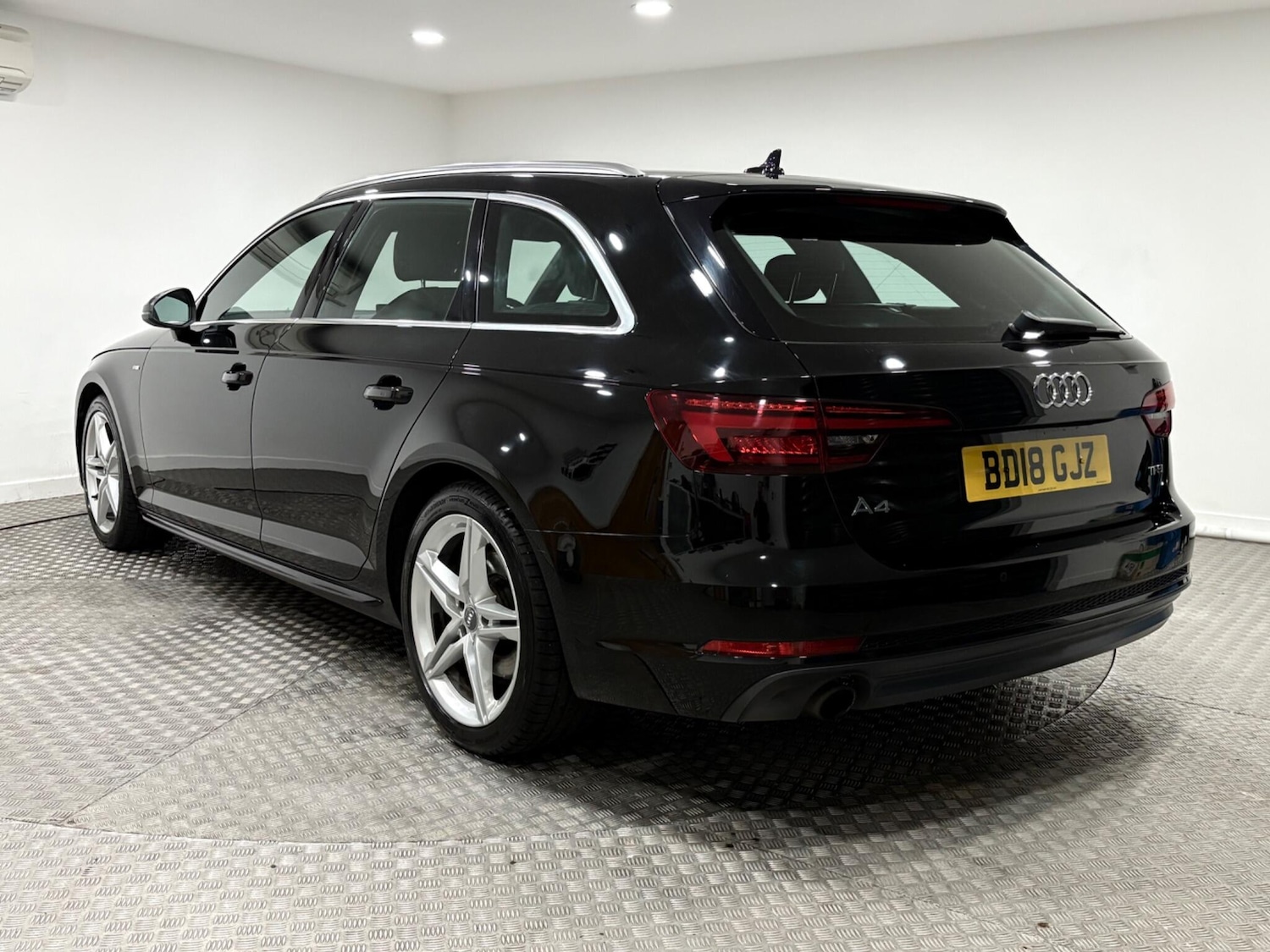 Used Audi A4 2018 for sale - 77021171: Photo 5