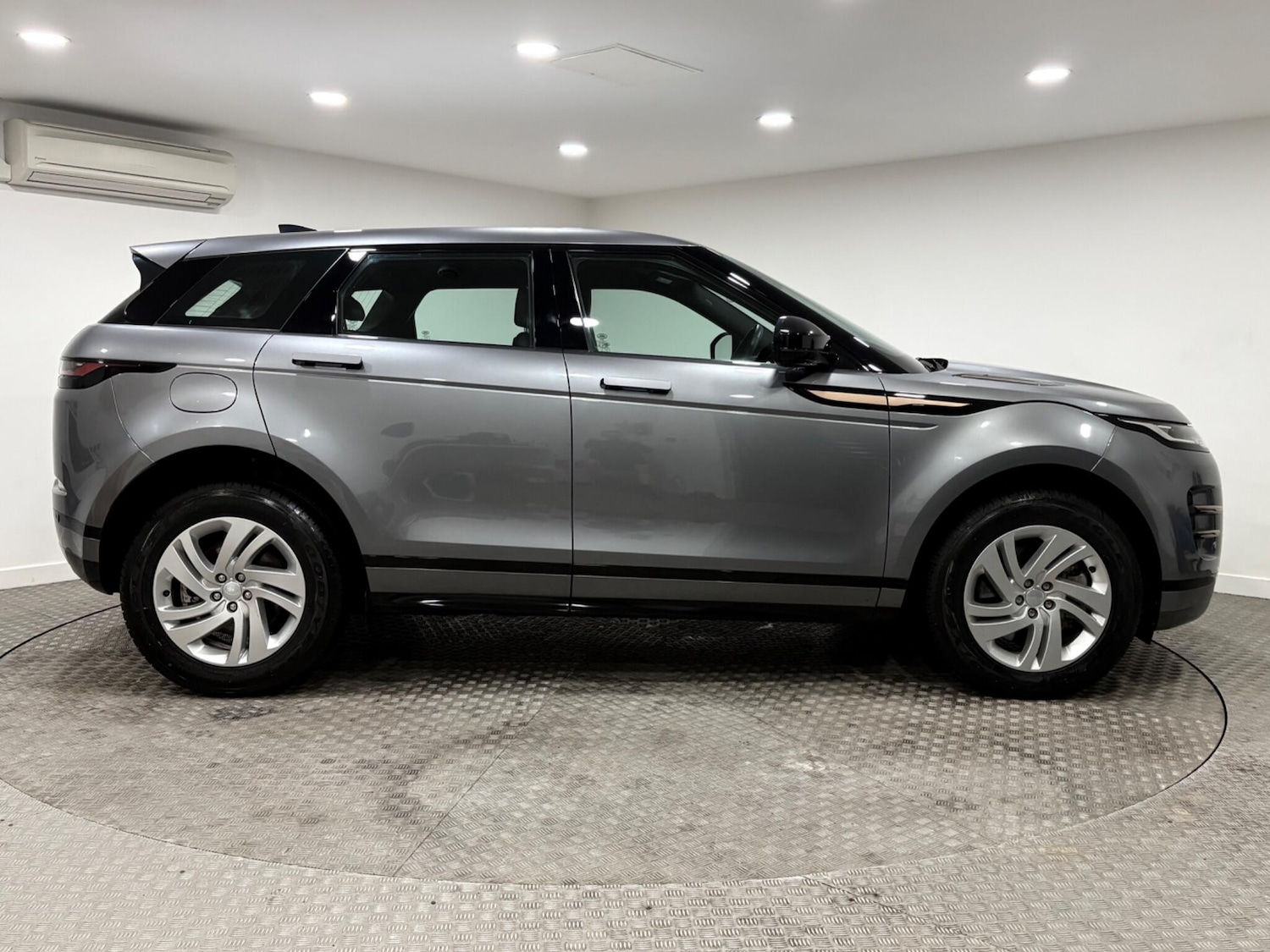 Used Land Rover Range Rover Evoque 2023 for sale - 77425619: Photo 2