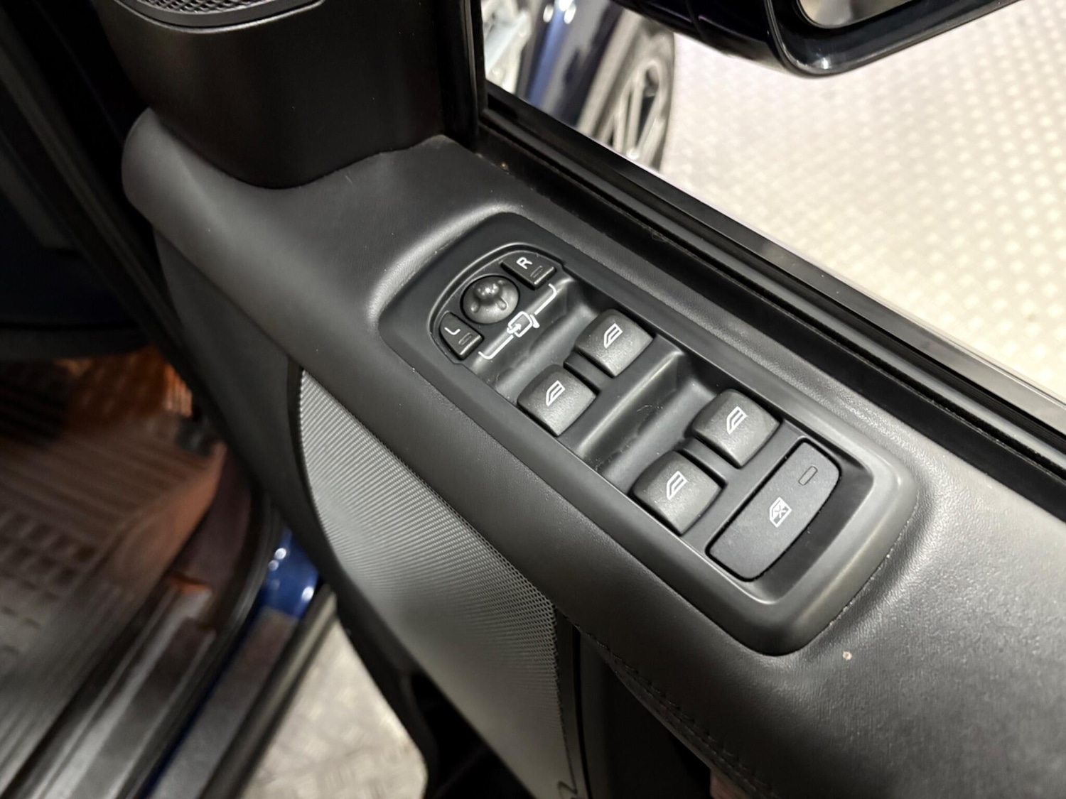 Used Land Rover Discovery 2015 for sale - 77131586: Photo 40