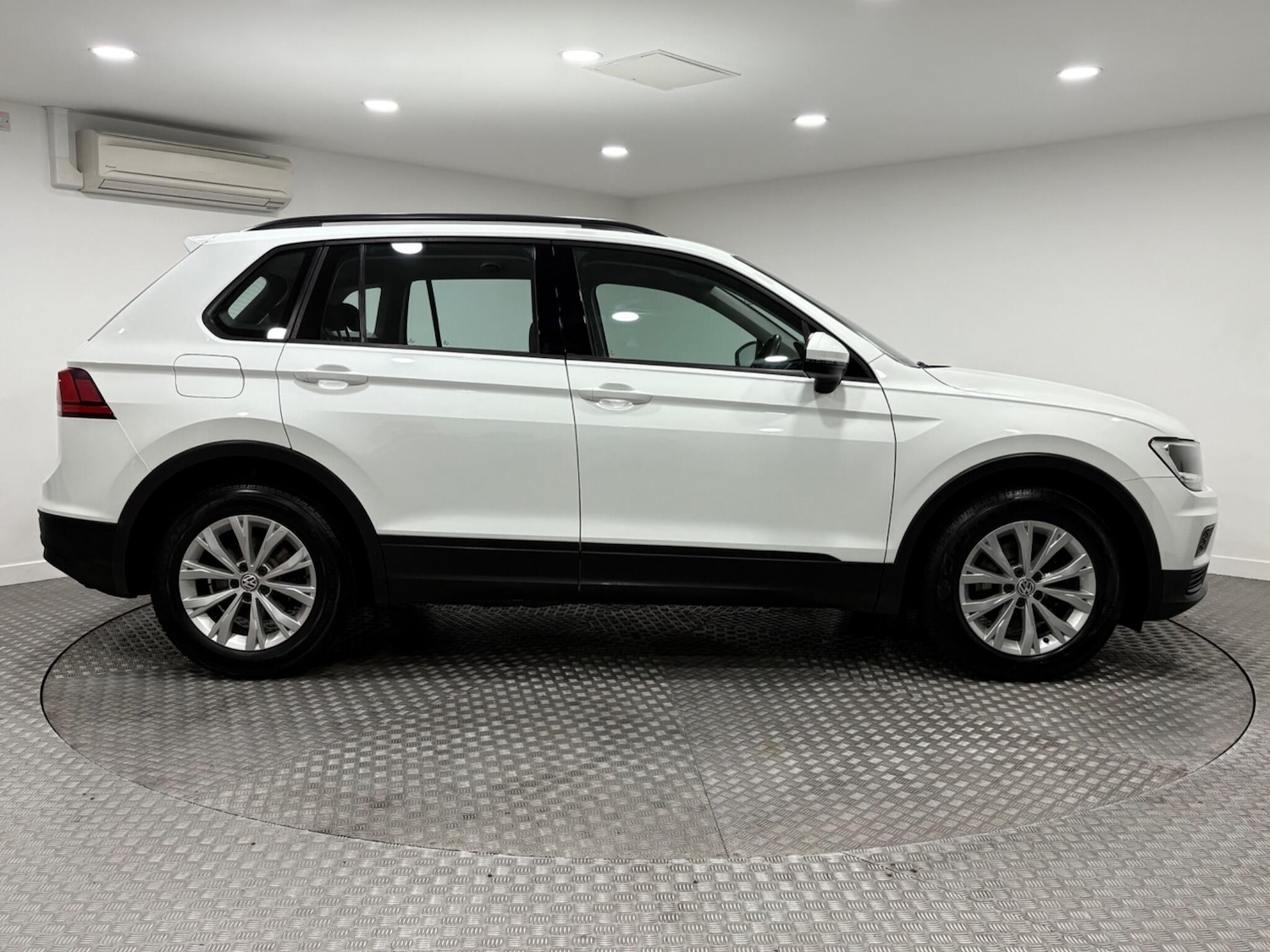 Used Volkswagen Tiguan 2016 for sale - 76152170: Photo 2