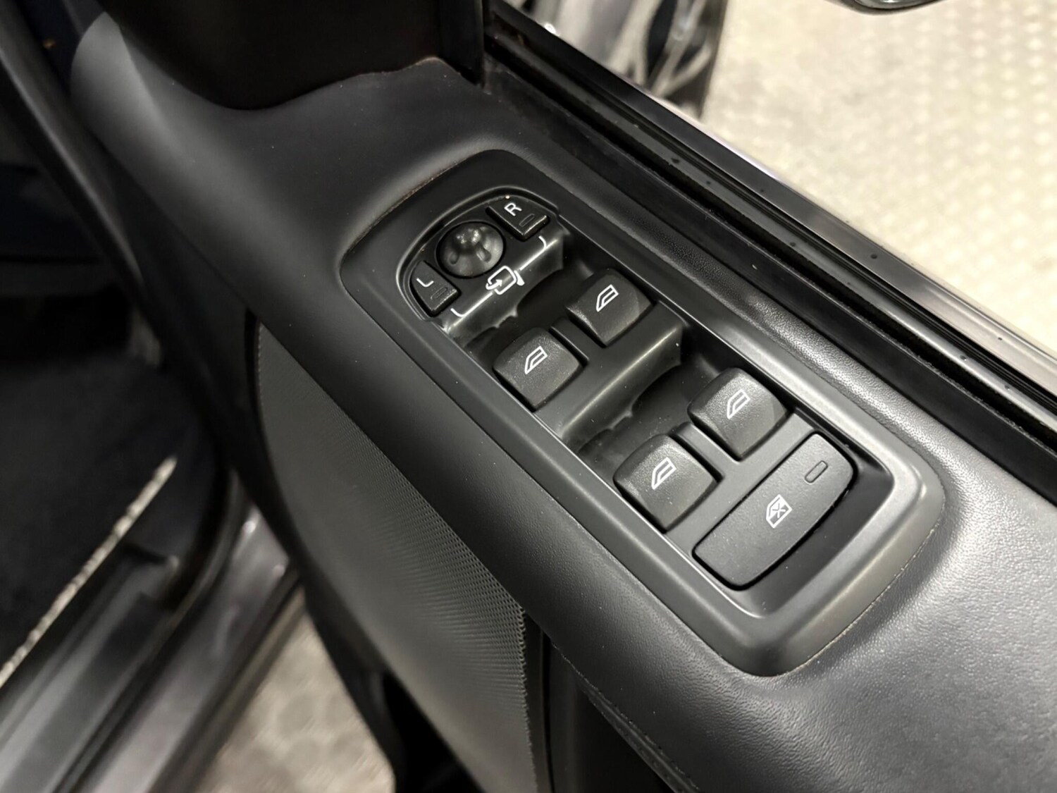 Used Land Rover Discovery 4 for sale - 77738537: Photo 40