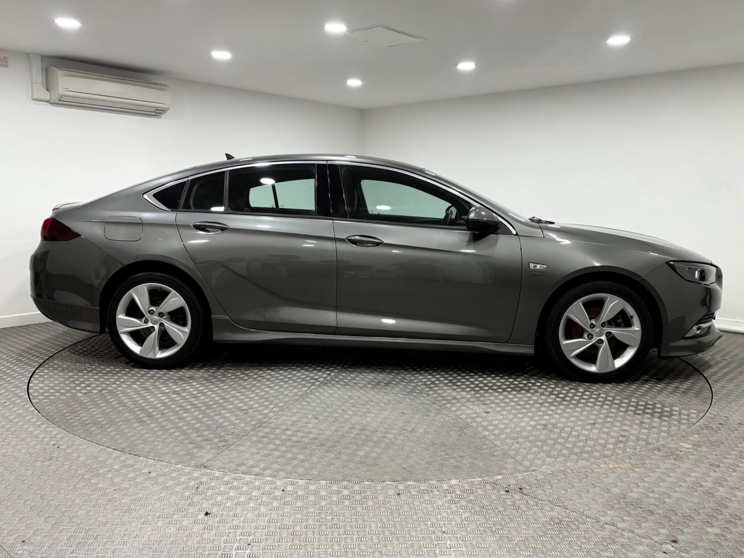 Used Vauxhall Insignia 2019 for sale - 76994704: Photo 2