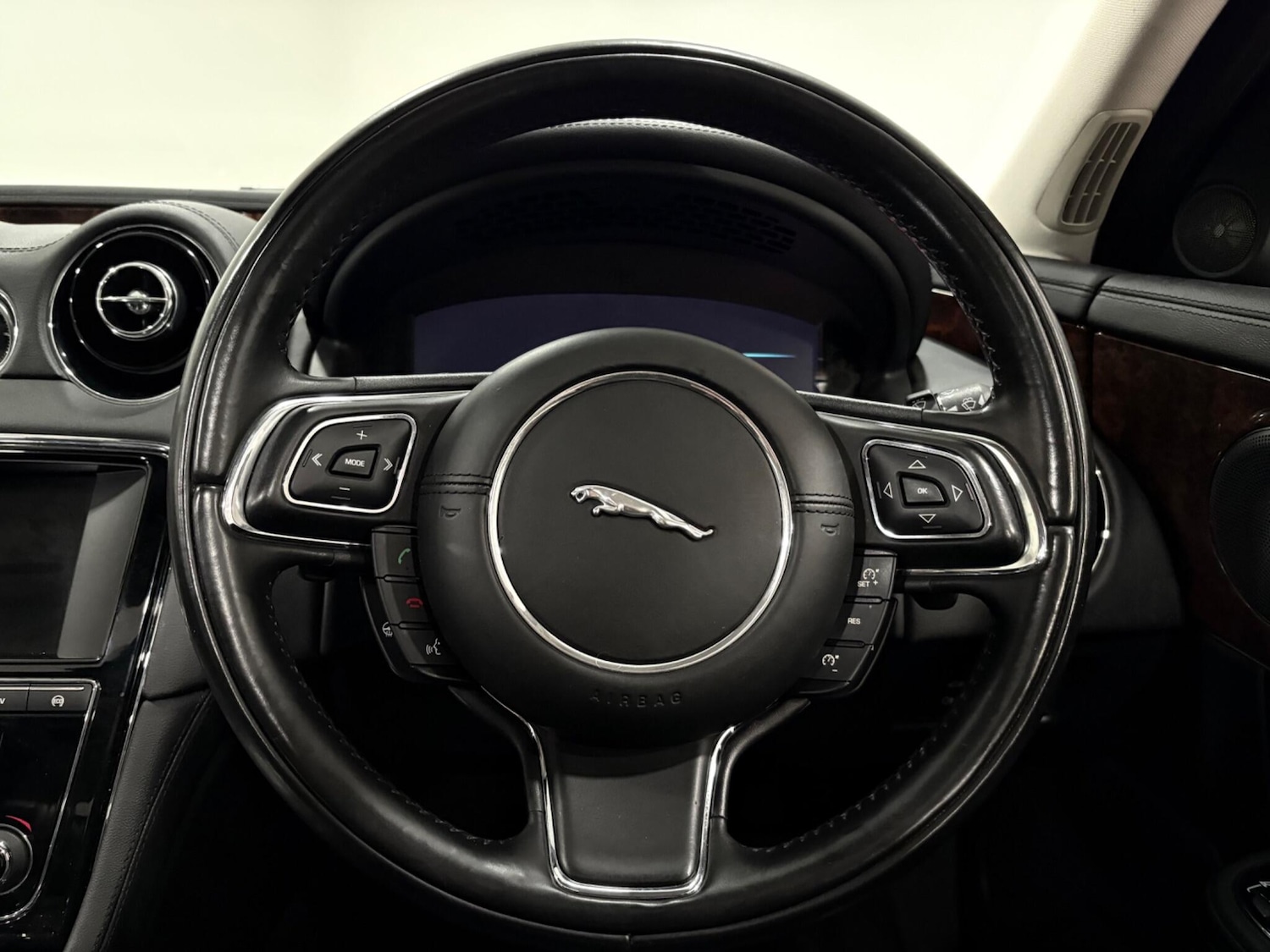 Used Jaguar XJ 2015 for sale - 77315221: Photo 14