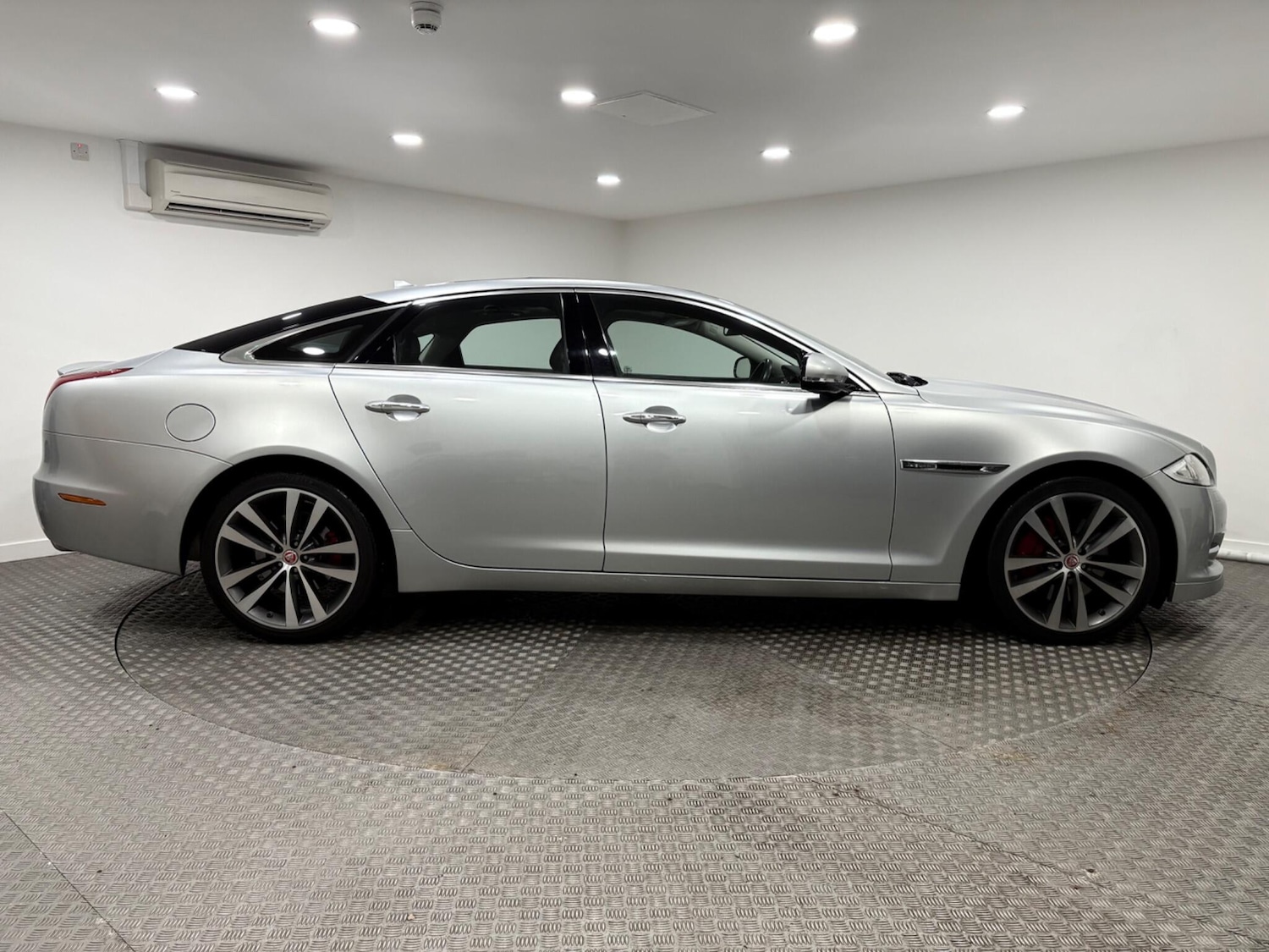 Used Jaguar XJ 2015 for sale - 77315221: Photo 2