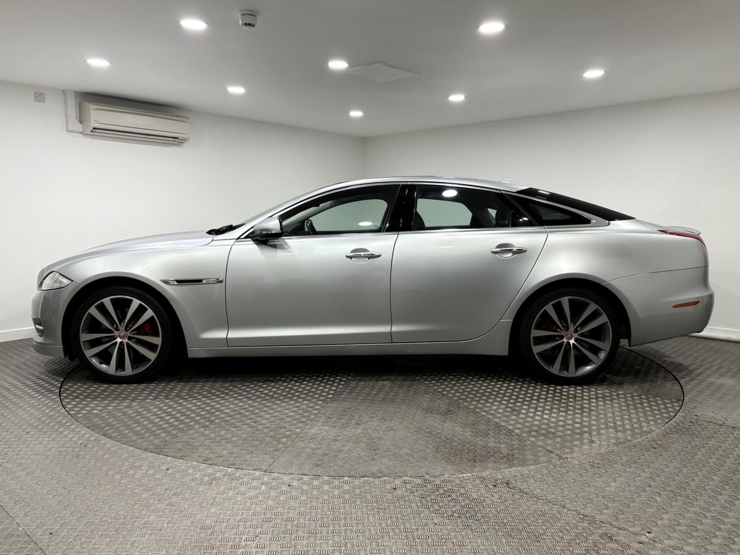 Used Jaguar XJ 2015 for sale - 77315221: Photo 6