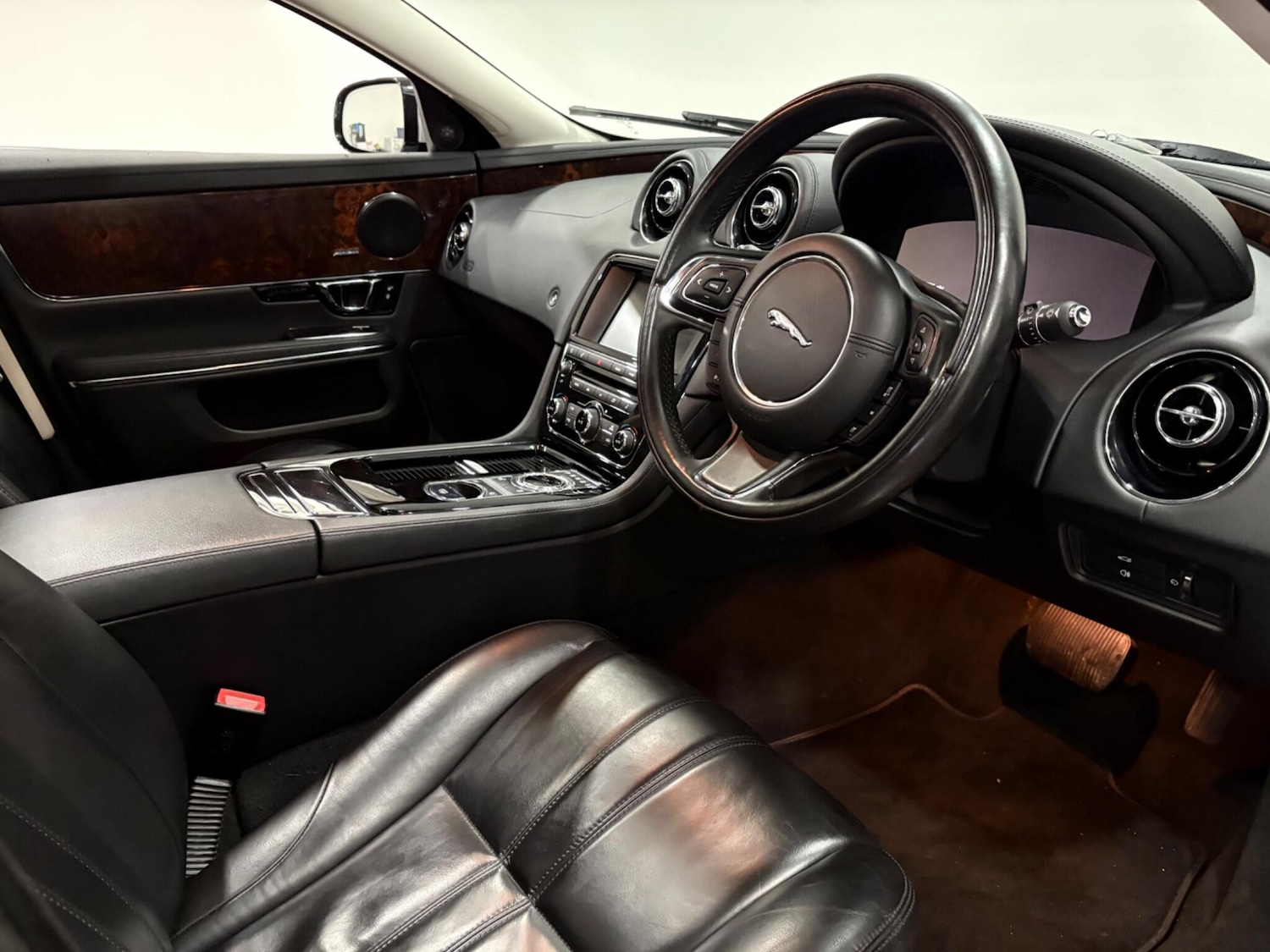 Used Jaguar XJ 2015 for sale - 77315221: Photo 9