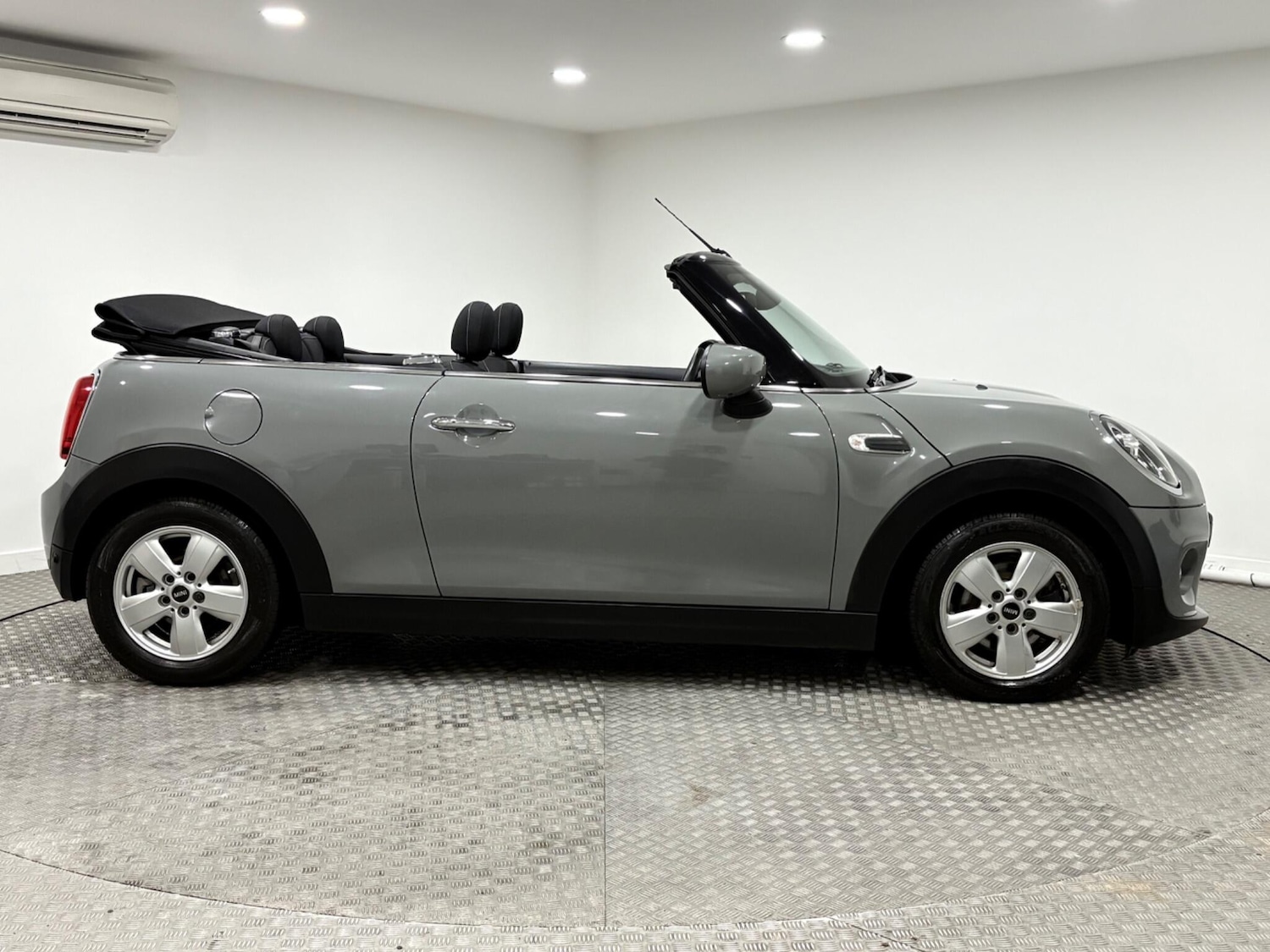 Used MINI Convertible 2020 for sale - 77015714: Photo 2