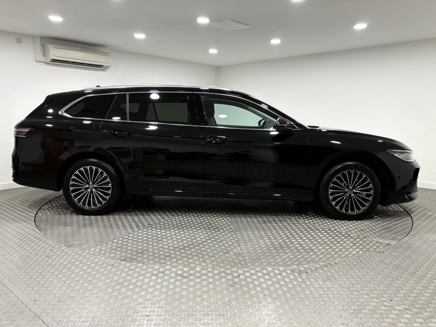 Used Volkswagen Passat 2025 for sale - 76042796: Photo 2