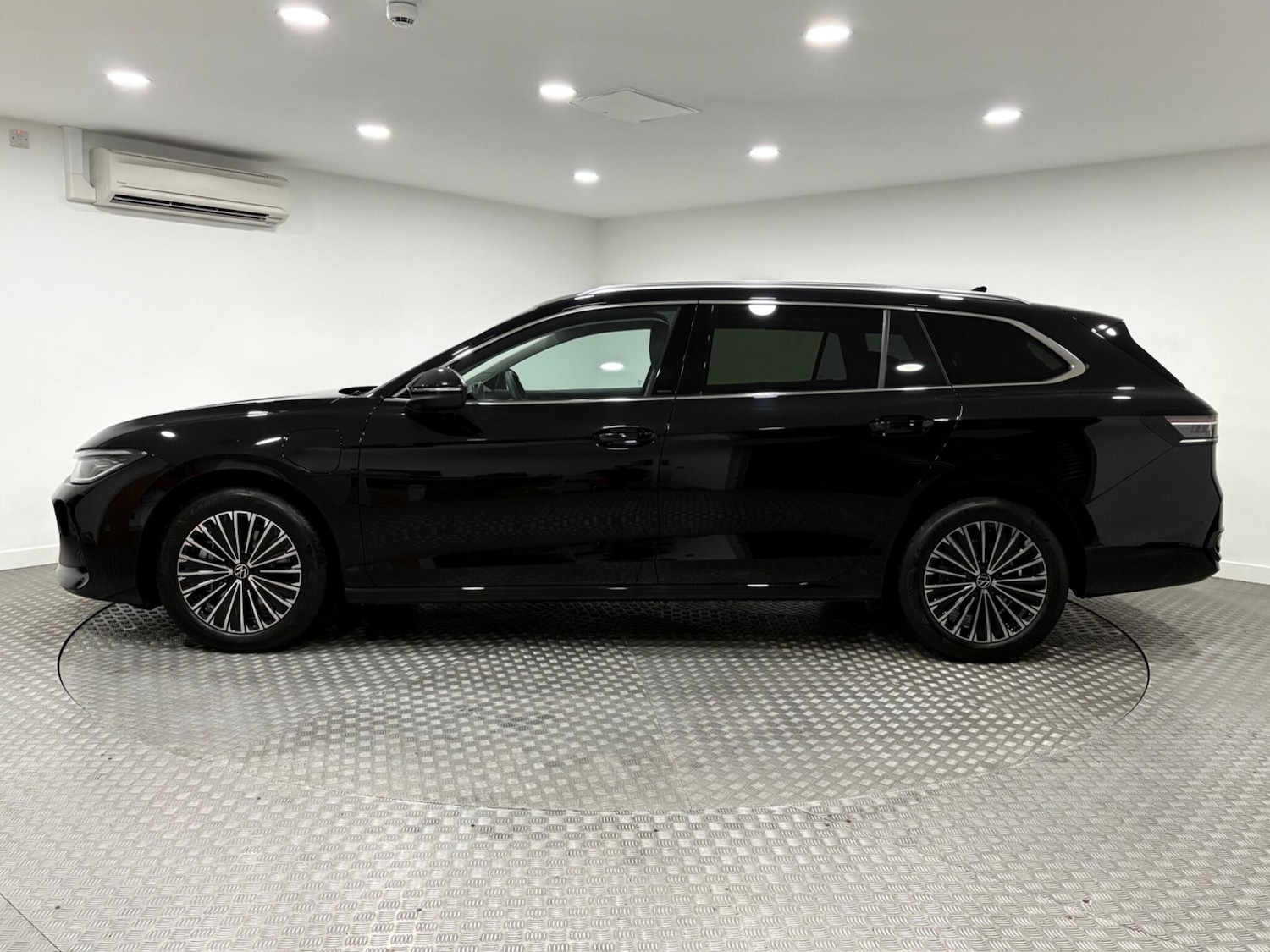 Used Volkswagen Passat 2025 for sale - 76042796: Photo 6