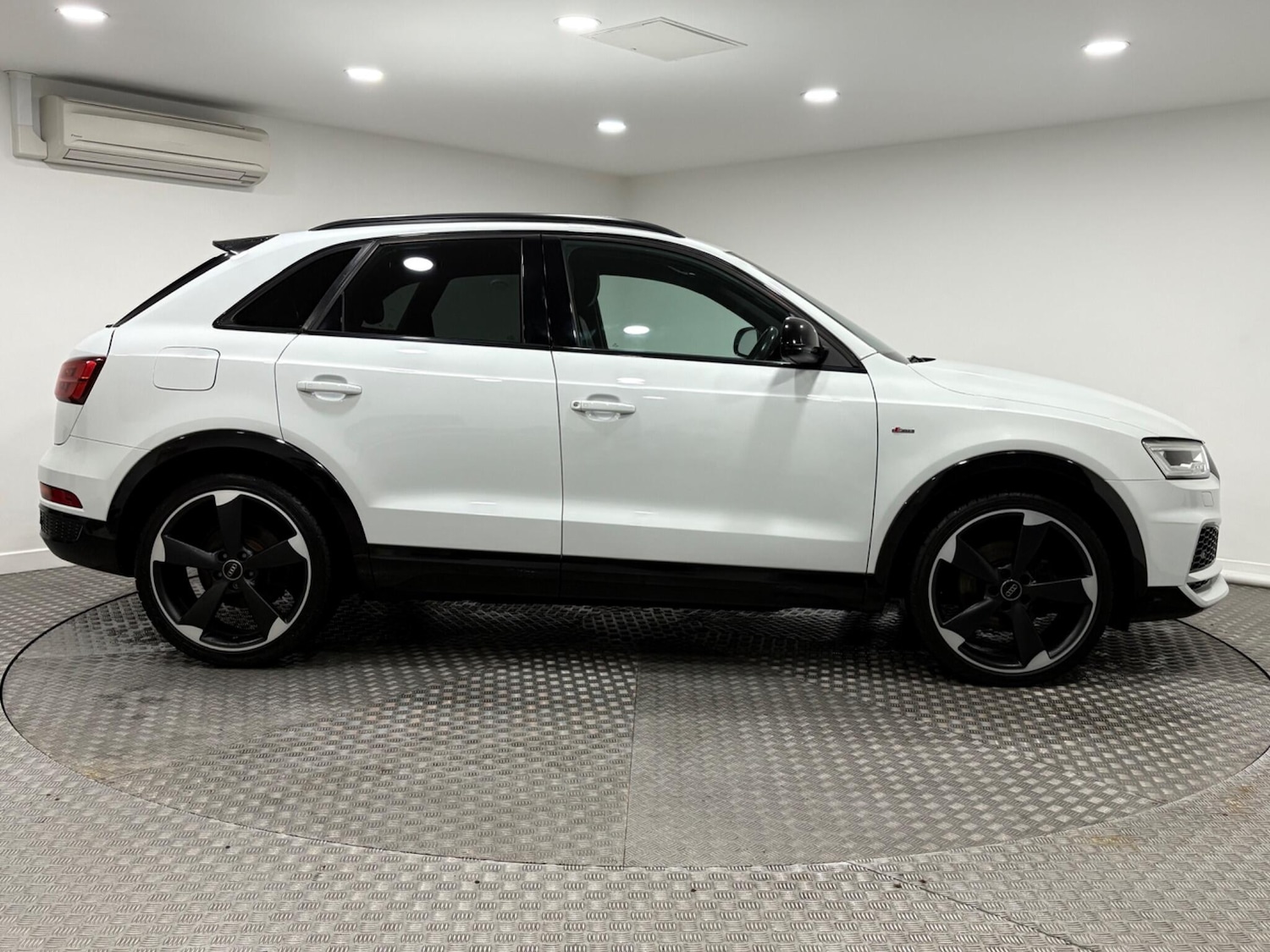 Used Audi Q3 2017 for sale - 77021111: Photo 2