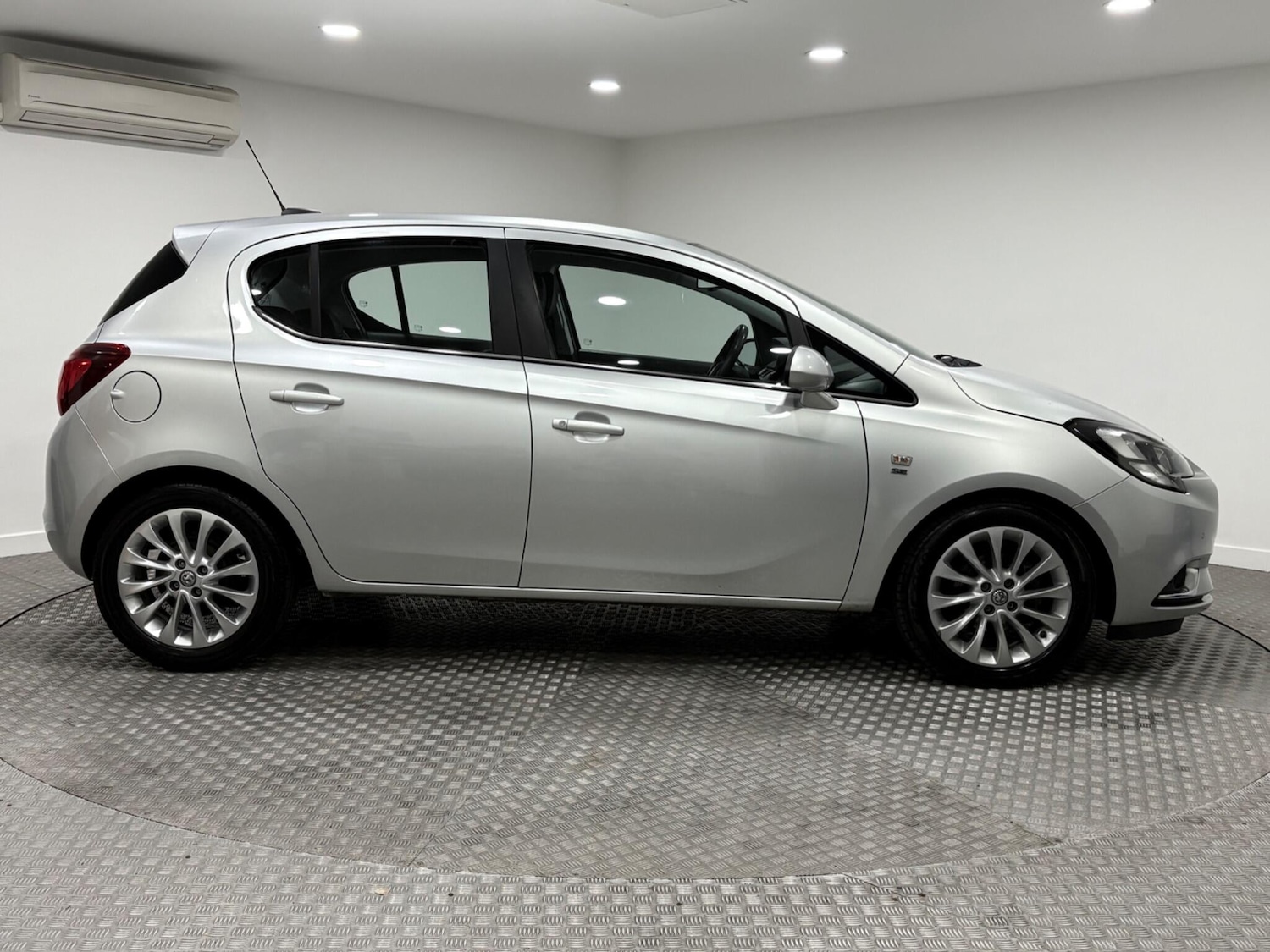 Used Vauxhall Corsa 2017 for sale - 76021216: Photo 2