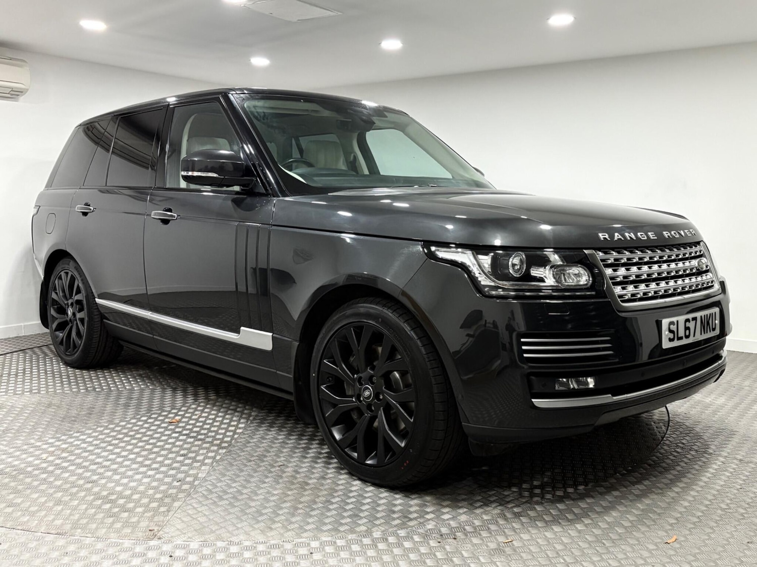 Used Land Rover Range Rover 2017 for sale - 76832419: Photo 1