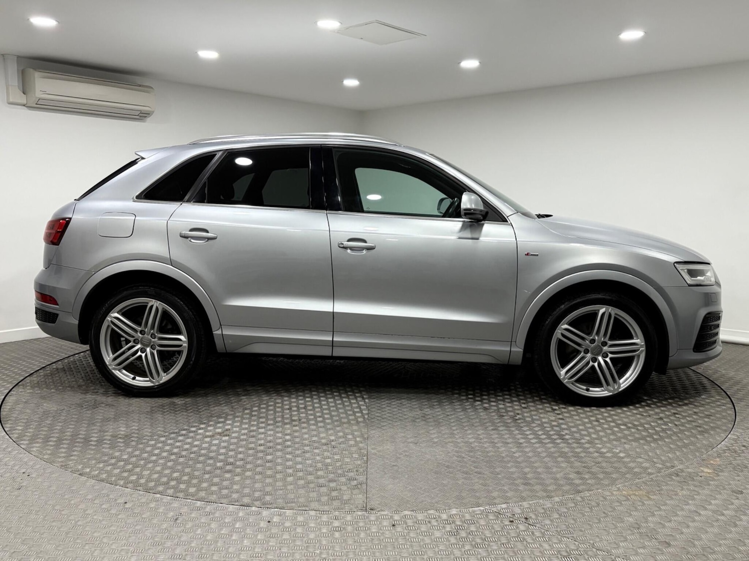 Used Audi Q3 2016 for sale - 77021157: Photo 2