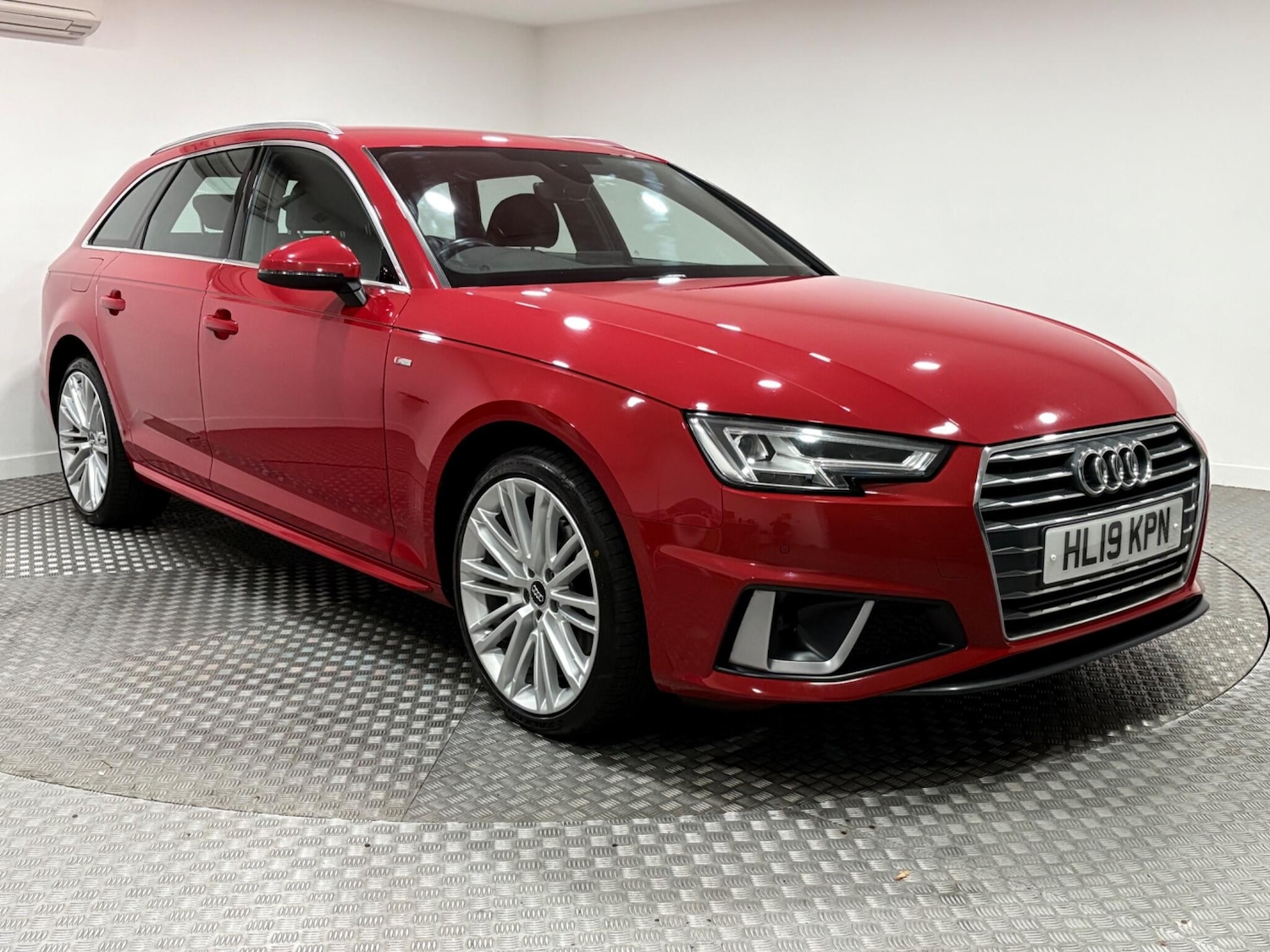 Used Audi A4 Avant 2019 for sale - 76295757: Photo 1