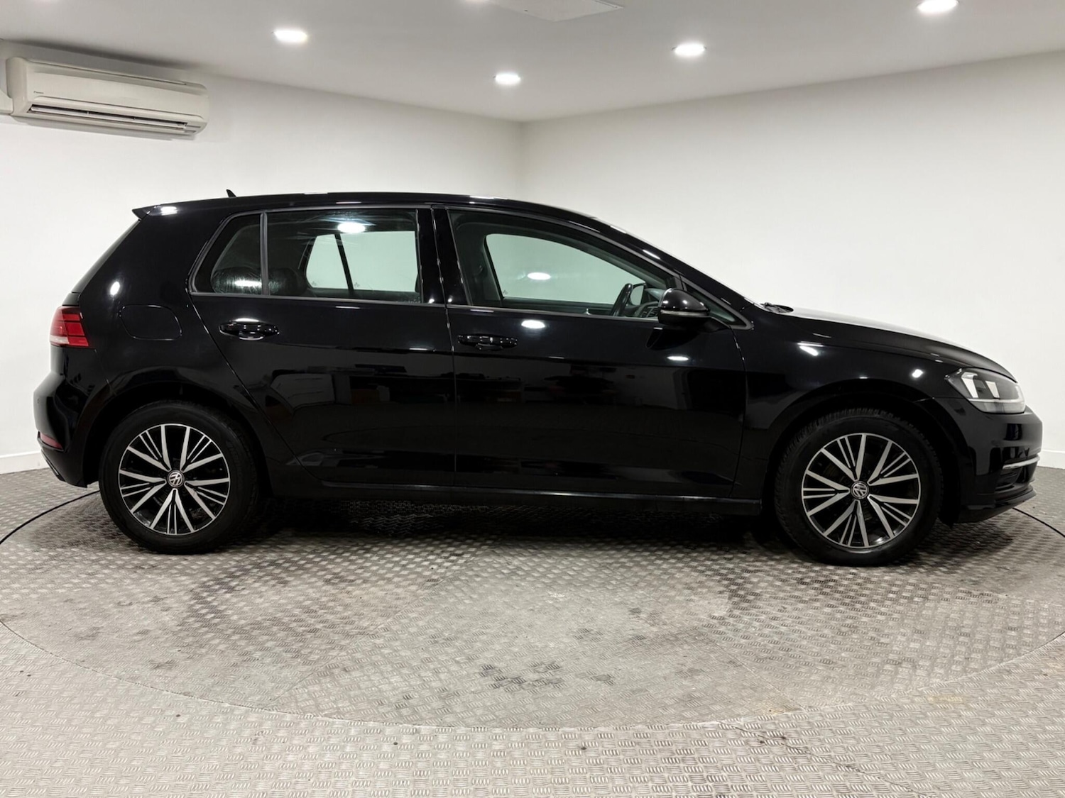 Used Volkswagen Golf 2018 for sale - 77410844: Photo 2