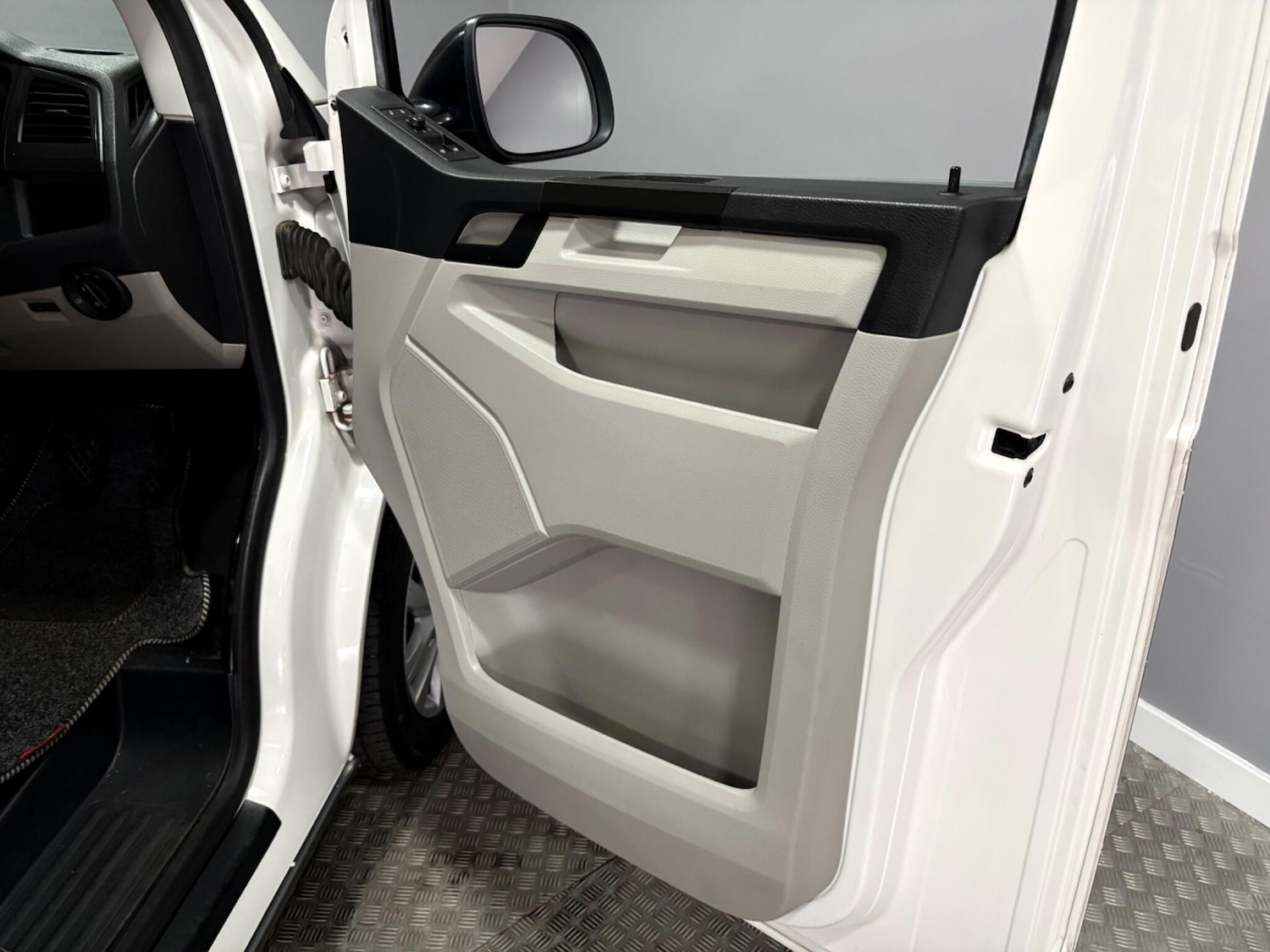 Used Volkswagen Transporter 2018 for sale - 78007348: Photo 42