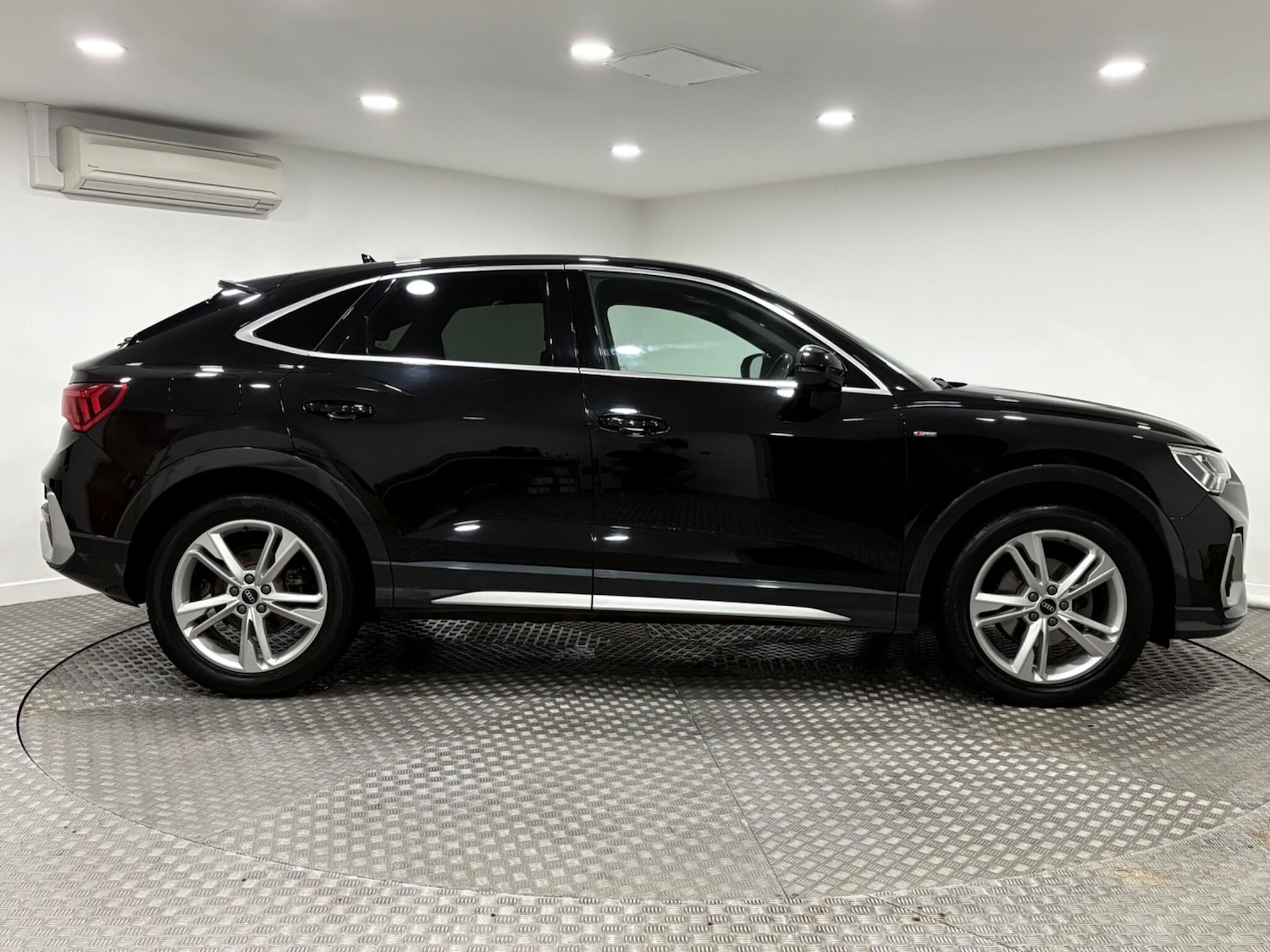 Used Audi Q3 2020 for sale - 77020996: Photo 2