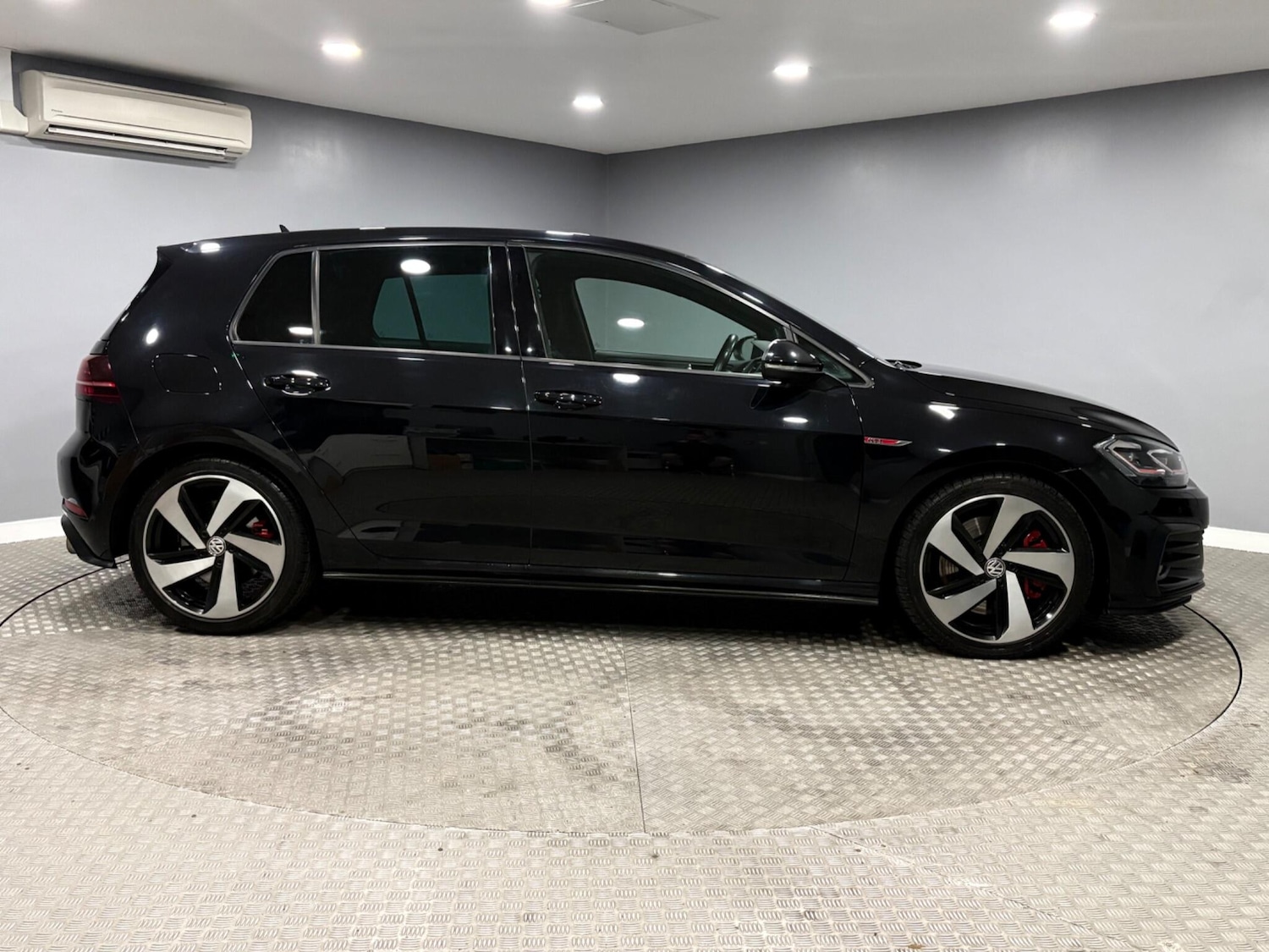 Used Volkswagen Golf 2019 for sale - 77977600: Photo 2