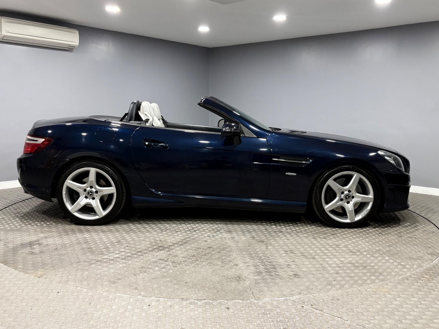 Used Mercedes-Benz SLK 2013 for sale - 77723074: Photo 2