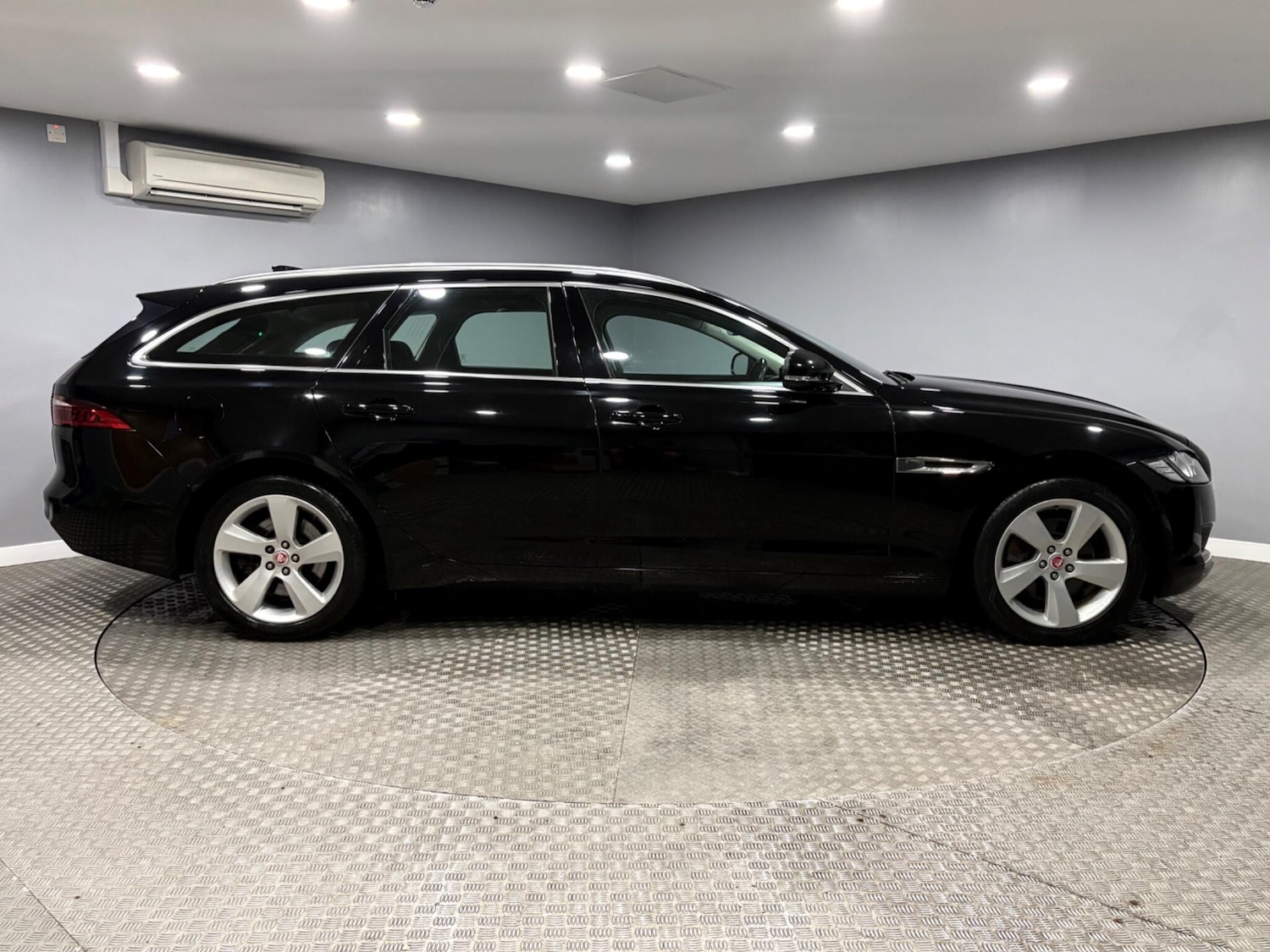 Used Jaguar XF 2018 for sale - 78170587: Photo 2