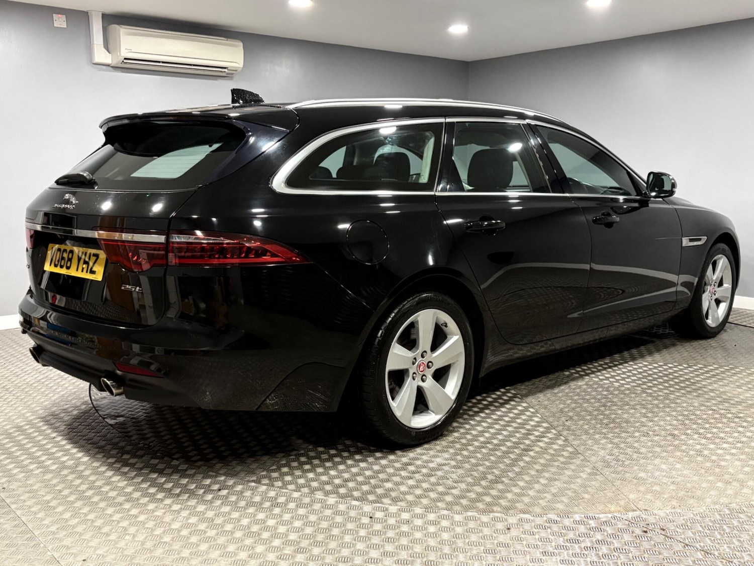 Used Jaguar XF 2018 for sale - 78170587: Photo 3