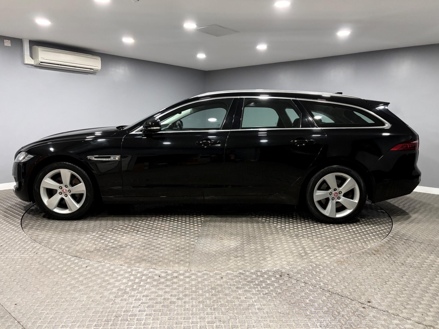 Used Jaguar XF 2018 for sale - 78170587: Photo 6