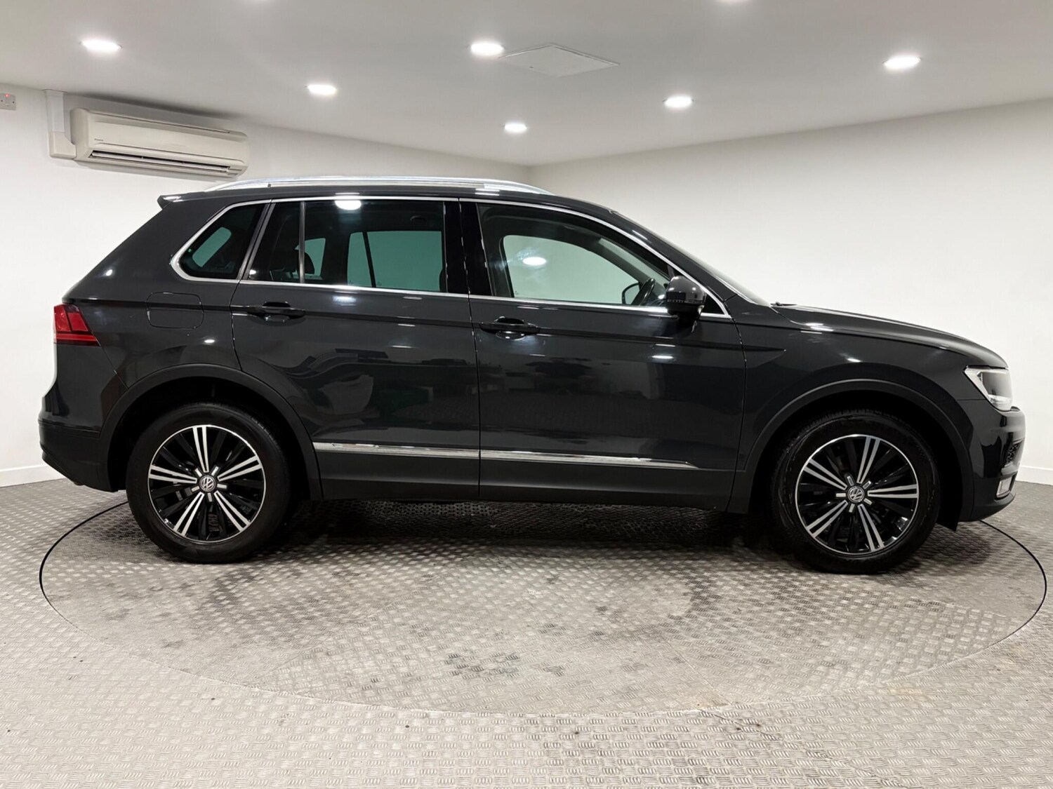 Used Volkswagen Tiguan 2017 for sale - 77376954: Photo 2