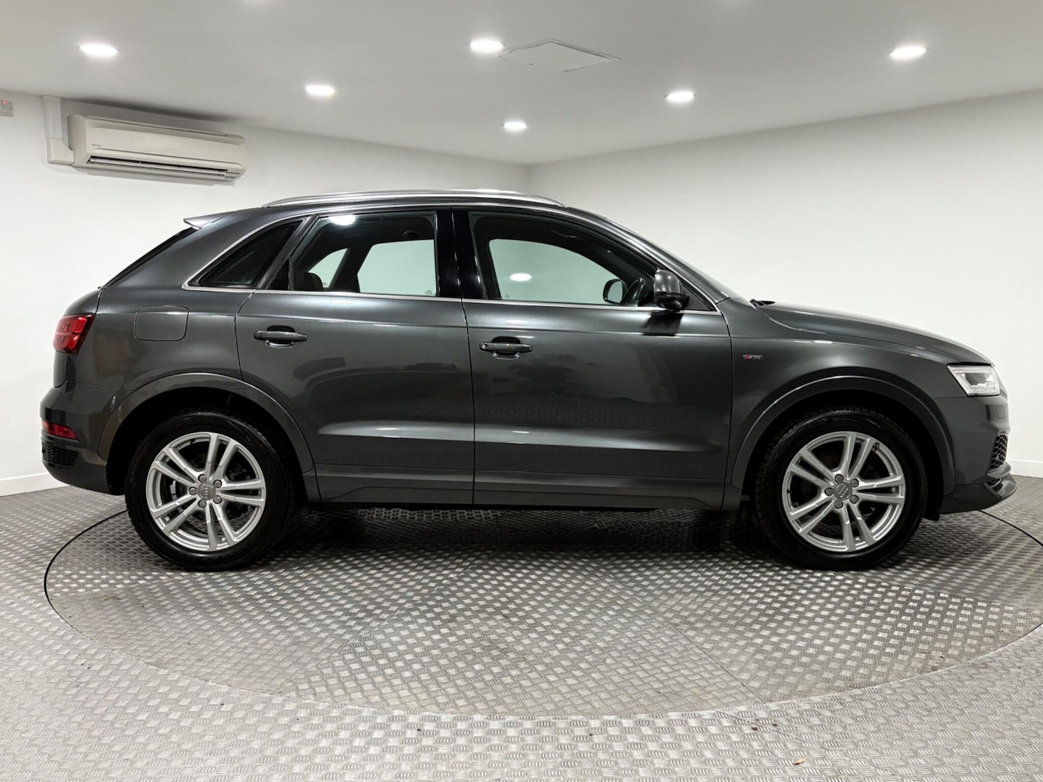 Used Audi Q3 2017 for sale - 76270991: Photo 2