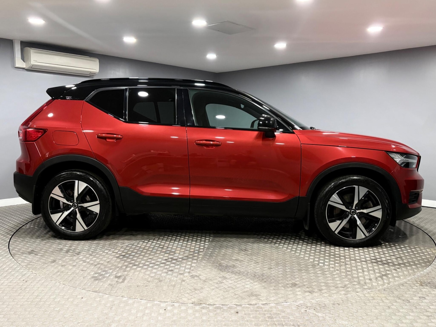 Used Volvo XC40 for sale - 78128166: Photo 2