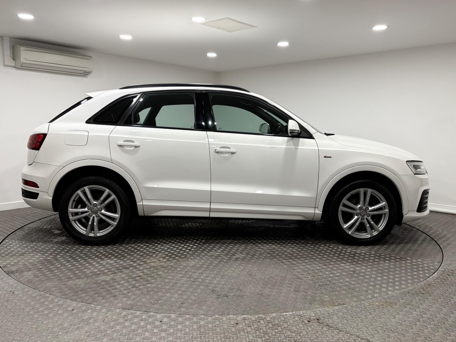 Used Audi Q3 2017 for sale - 77291149: Photo 2