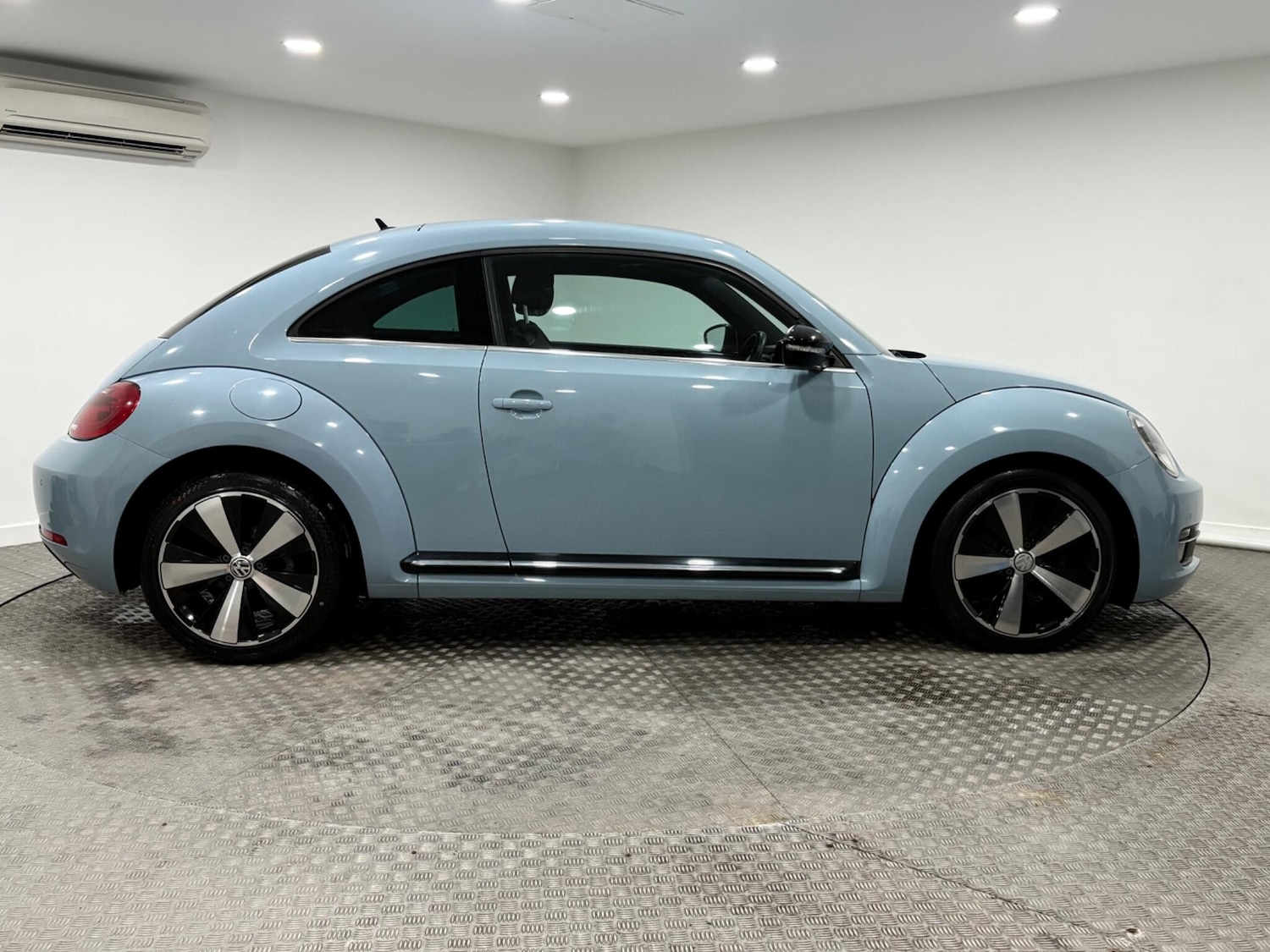 Used Volkswagen Beetle 2015 for sale - 77440195: Photo 2