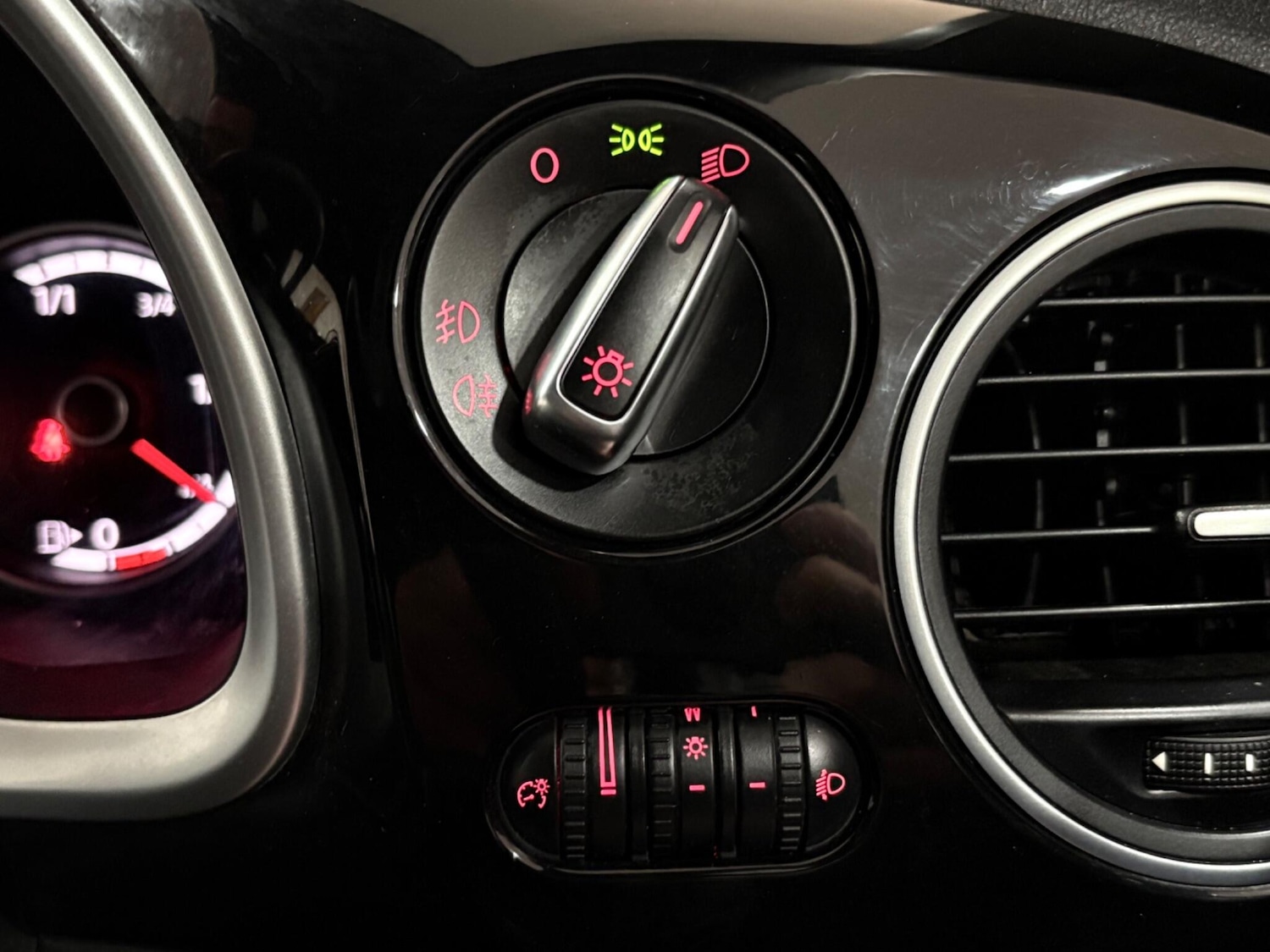 Used Volkswagen Beetle 2015 for sale - 77440195: Photo 27