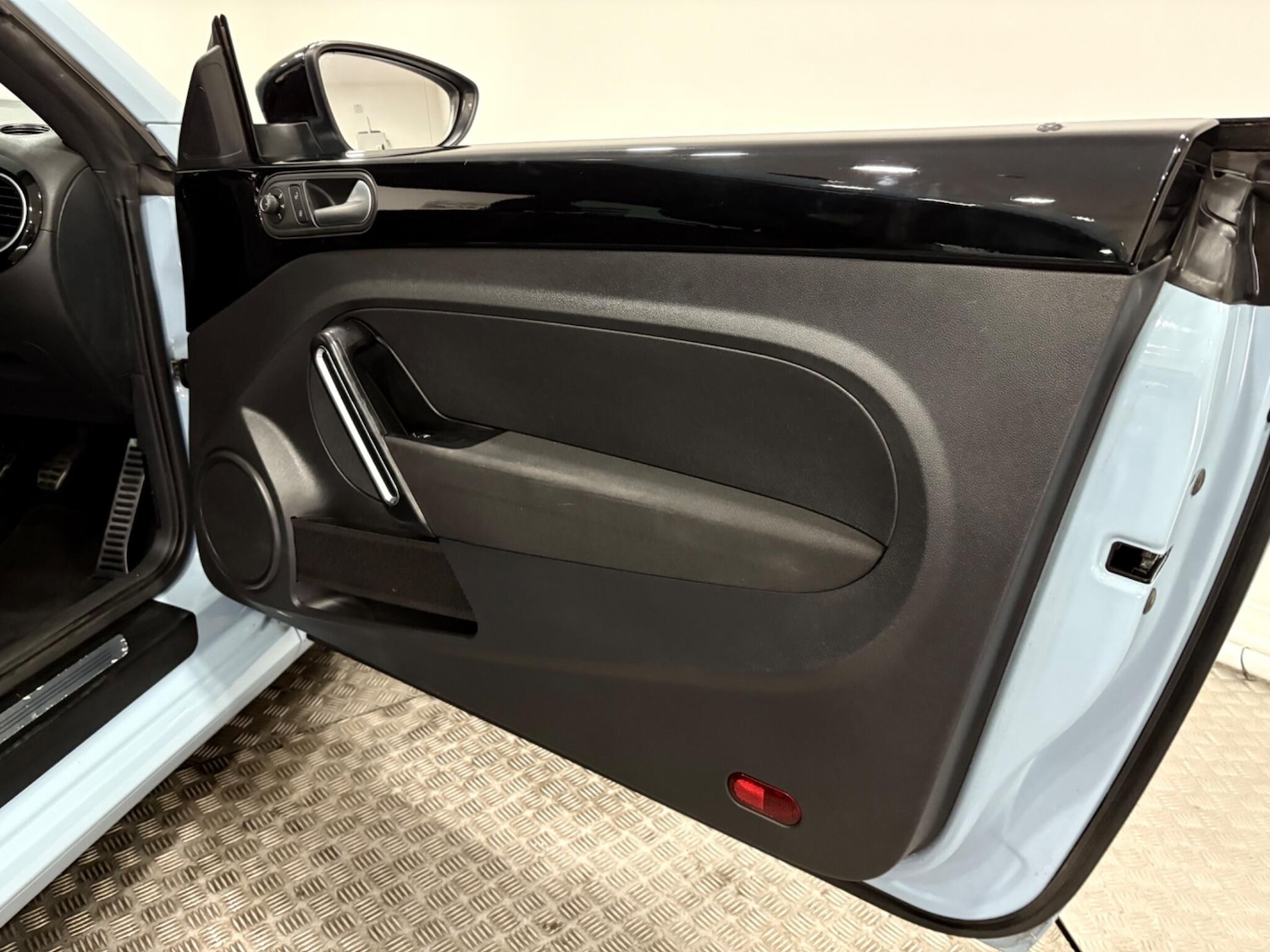 Used Volkswagen Beetle 2015 for sale - 77440195: Photo 32