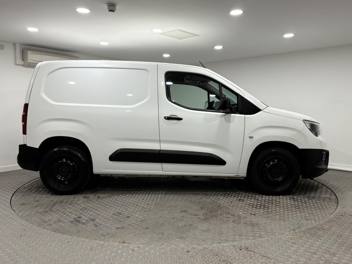 Used Vauxhall Combo 2021 for sale - 77229698: Photo 2