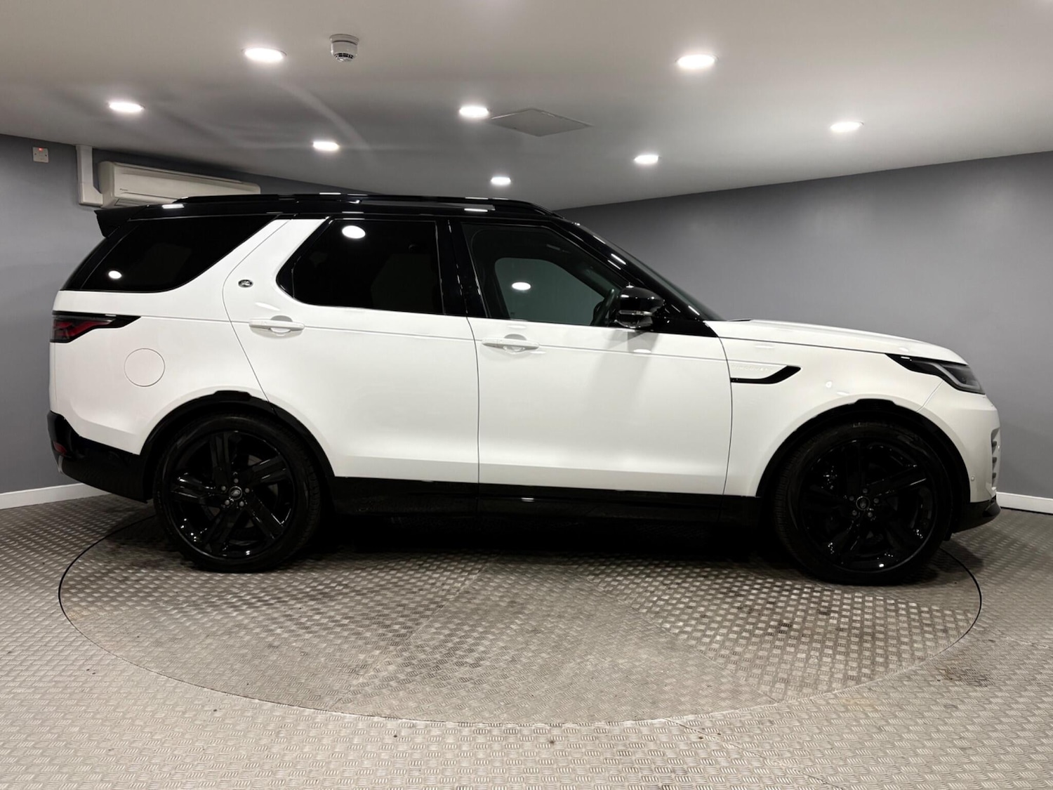 Used Land Rover Discovery 2024 for sale - 78006893: Photo 2