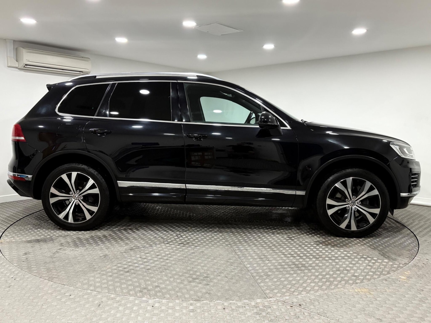 Used Volkswagen Touareg 2018 for sale - 77021117: Photo 2