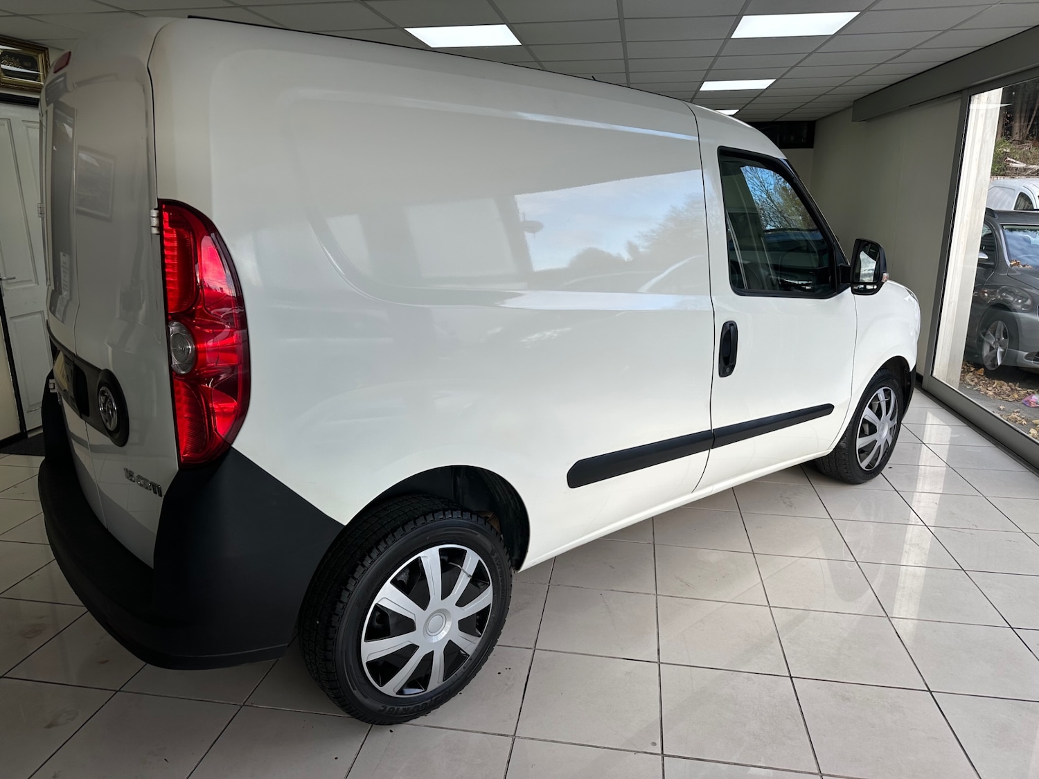 Used Vauxhall Combo 2017 for sale - 76384182: Photo 3