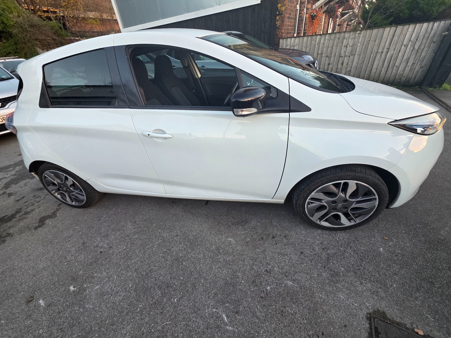 Used Renault Zoe 2017 for sale - 76899710: Photo 2
