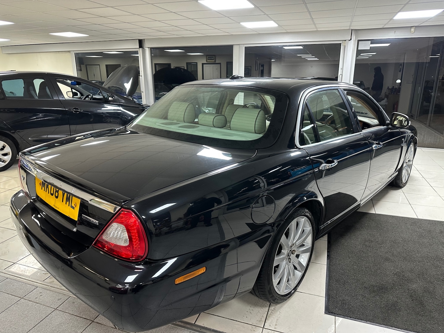 Used Jaguar XJ 2008 for sale - 76957056: Photo 4