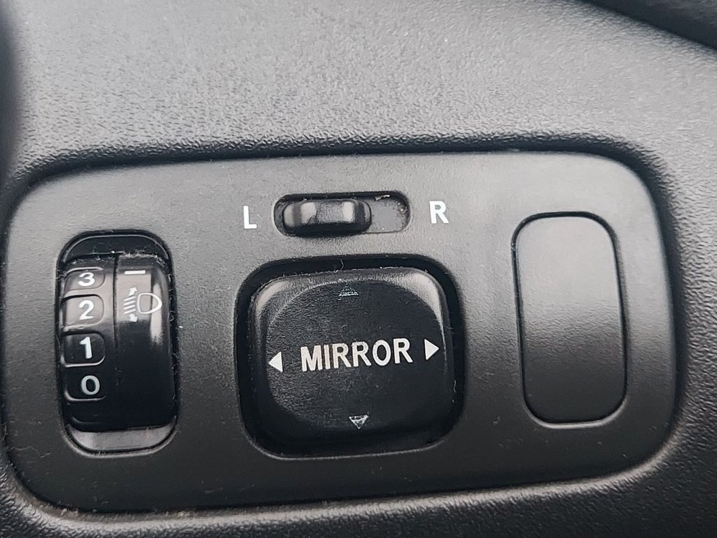 Used Toyota Yaris 2004 for sale - 76867982: Photo 27