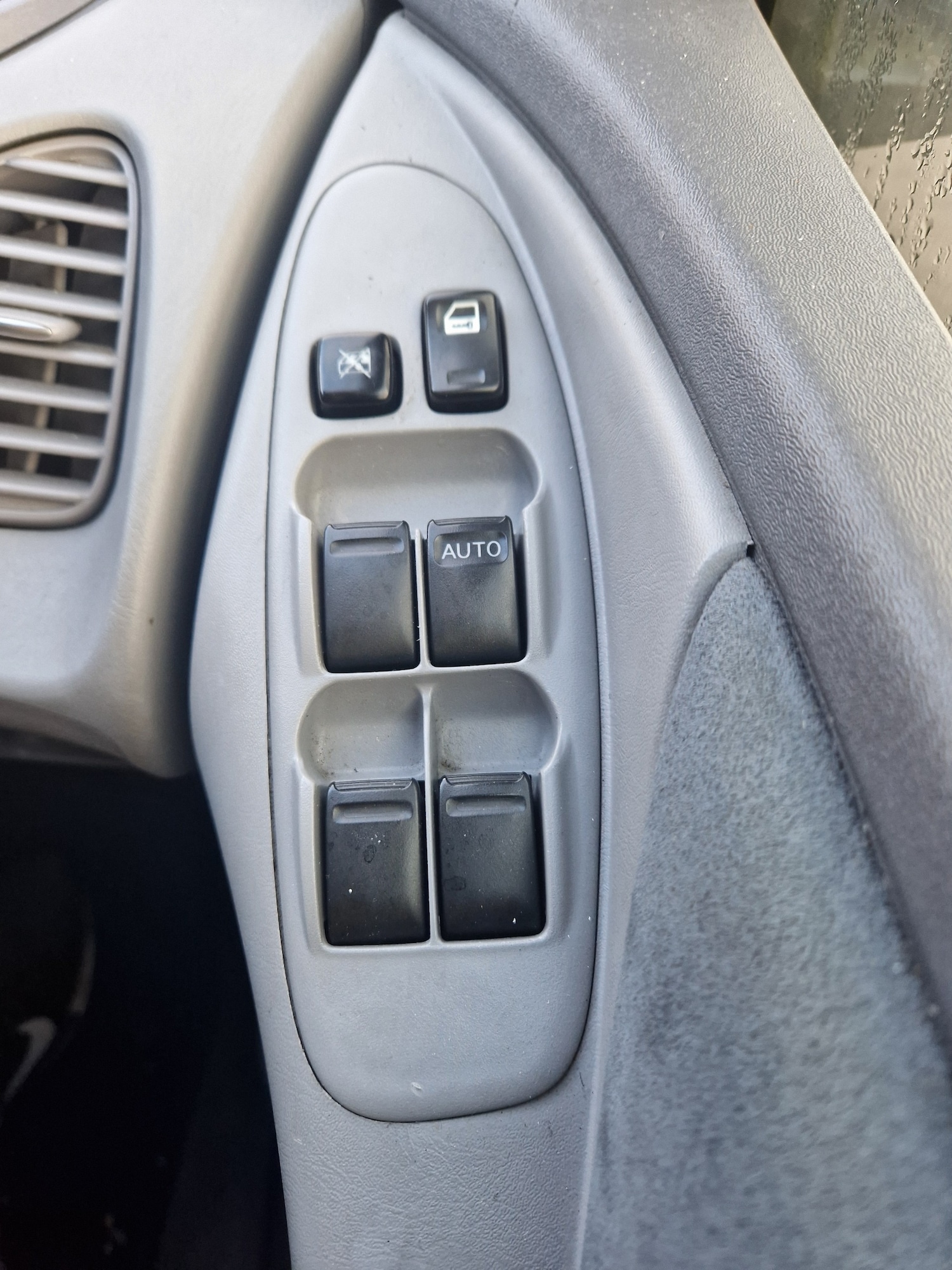 Used Nissan Almera Tino 2004 for sale - 77078076: Photo 15