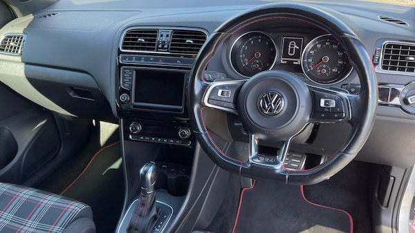 Used Volkswagen Polo 2015 for sale - 76082138: Photo 9