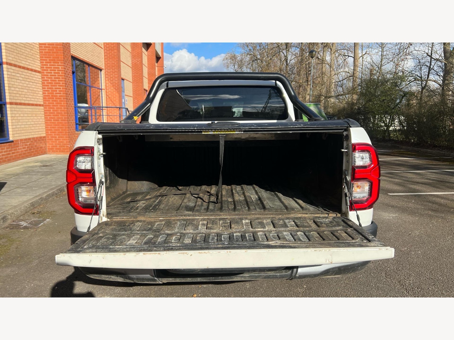 Used Toyota Hilux 2023 for sale - 76612885: Photo 16