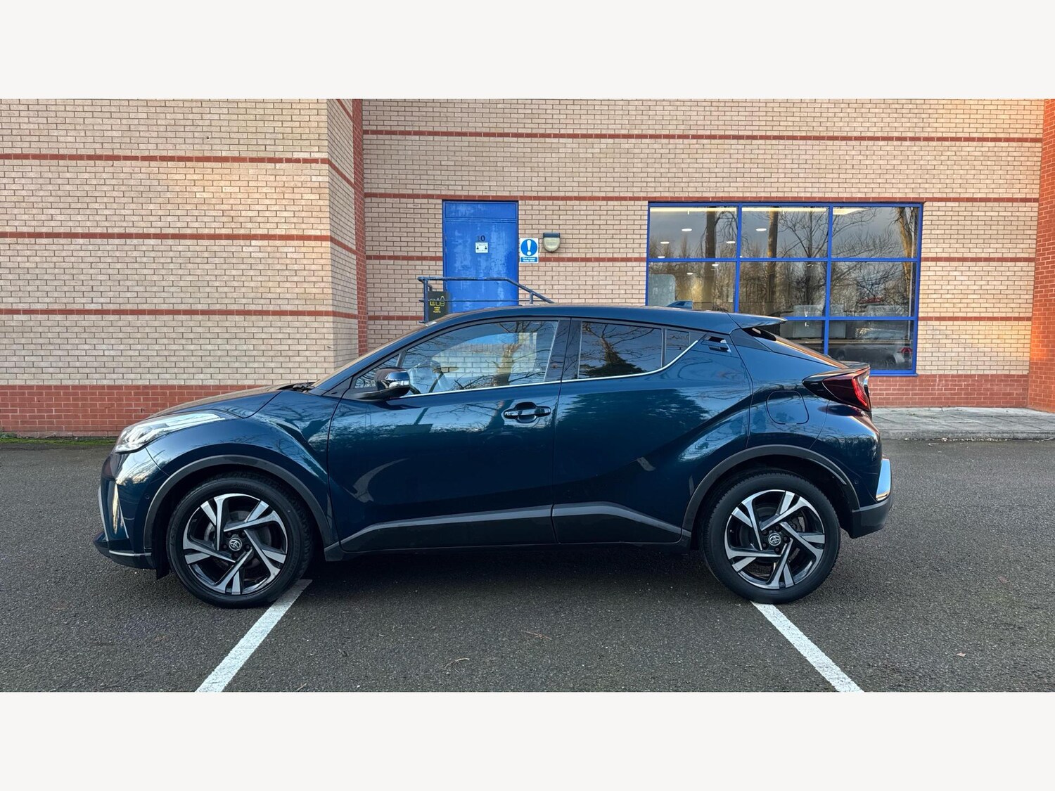Used Toyota C-HR 2023 for sale - 77254060: Photo 19