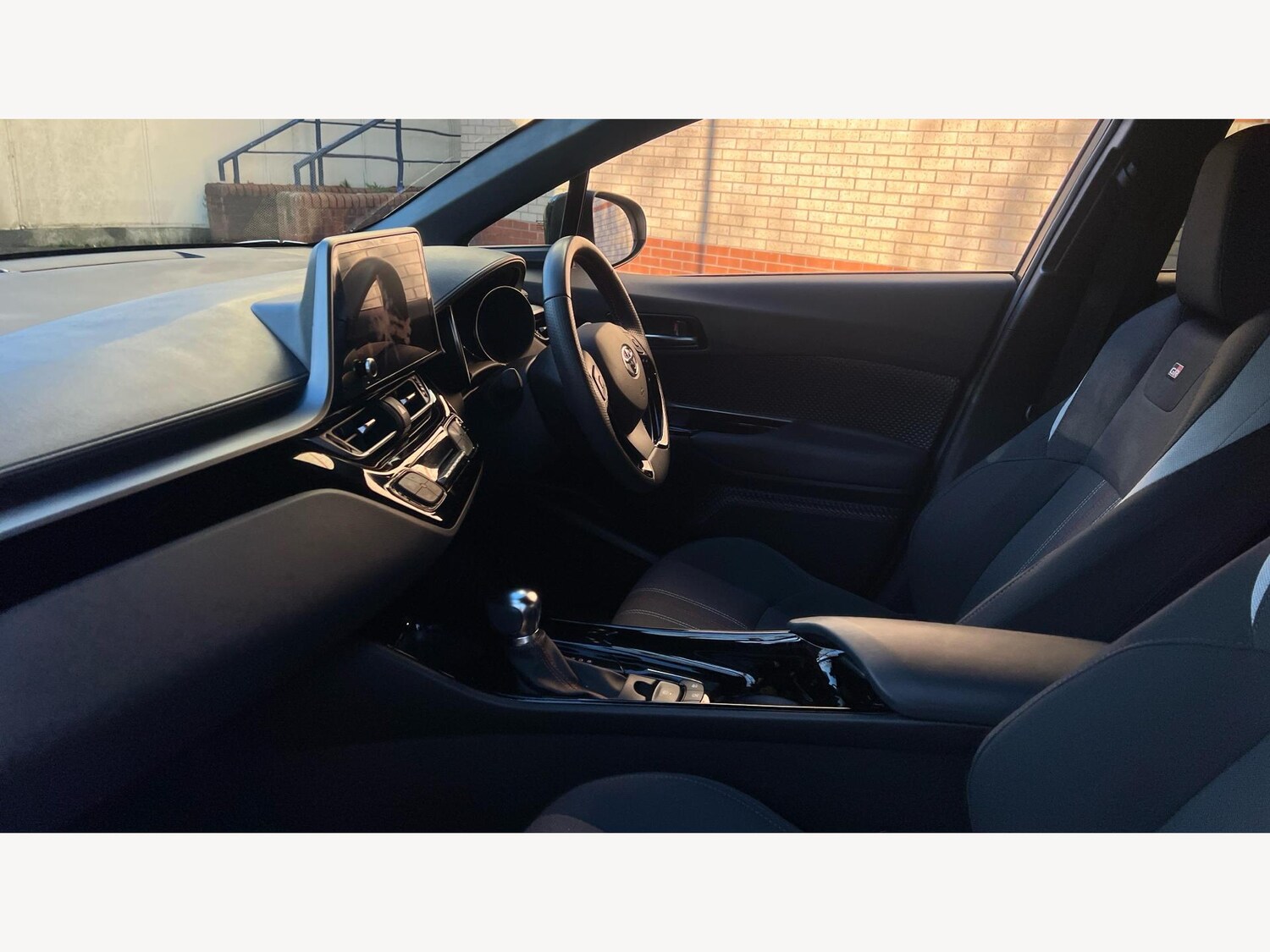 Used Toyota C-HR 2023 for sale - 76832449: Photo 12