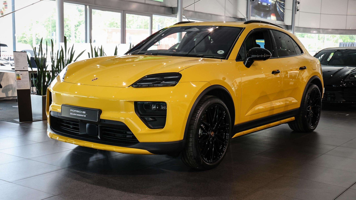 Used Porsche Macan 2025 for sale - 76141659: Photo 2