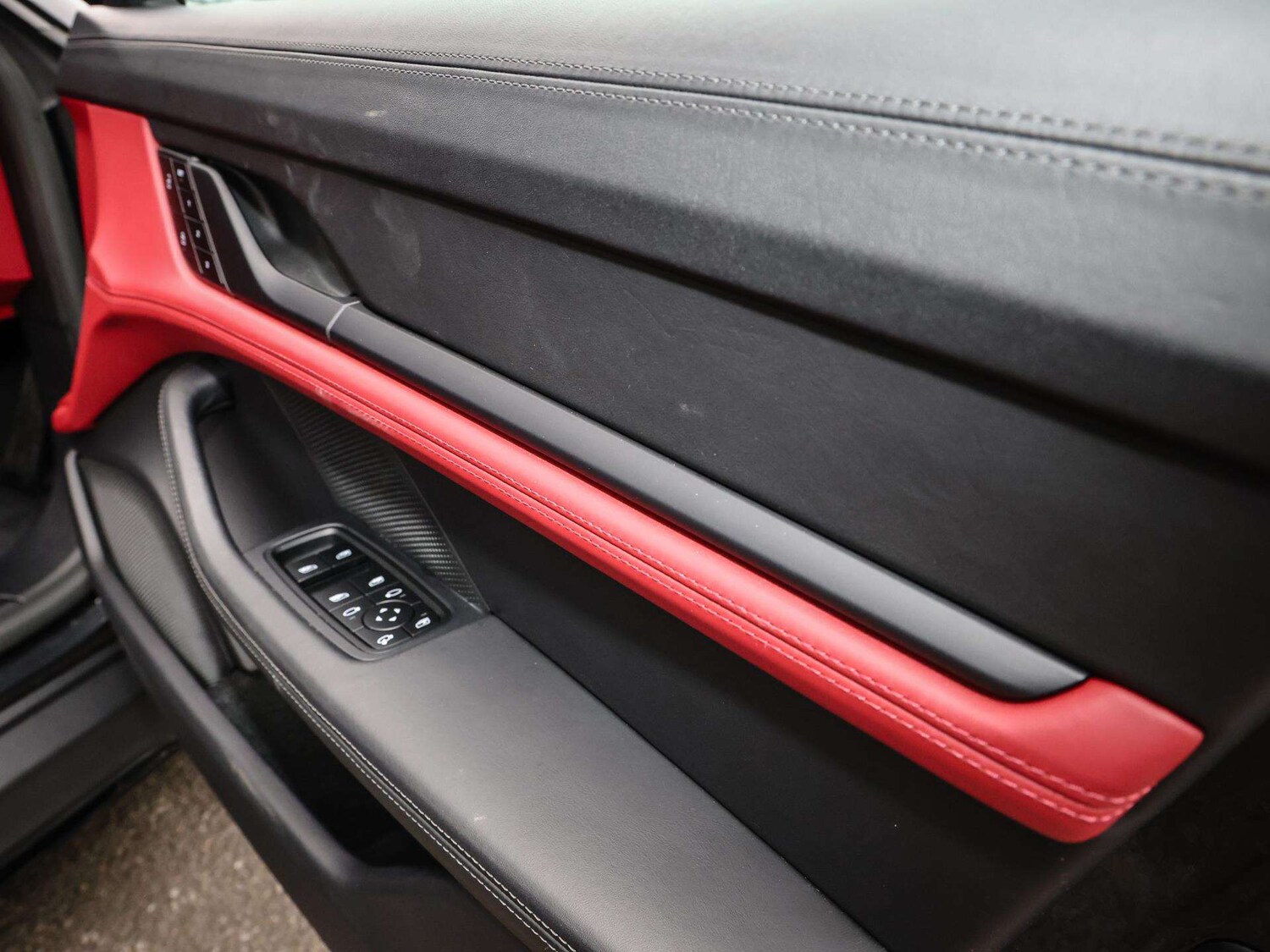 Used Porsche Taycan 2022 for sale - 76692073: Photo 25