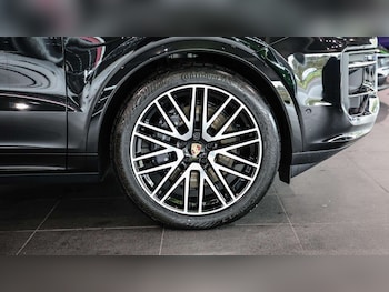 Used Porsche Cayenne 2025 for sale - 77233015: Photo