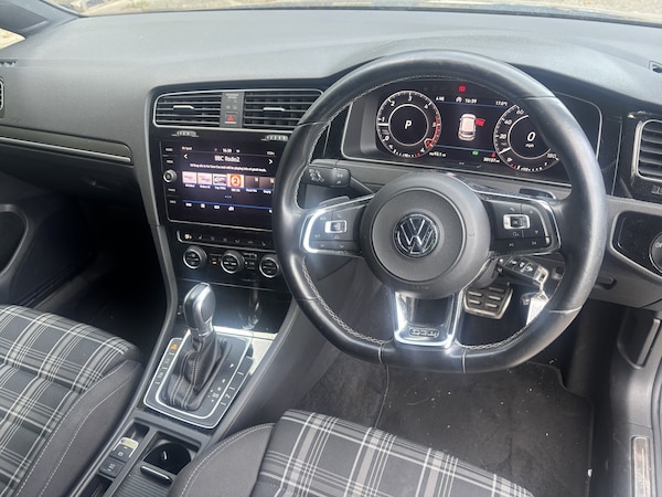 Used Volkswagen Golf 2017 for sale - 76126365: Photo 2